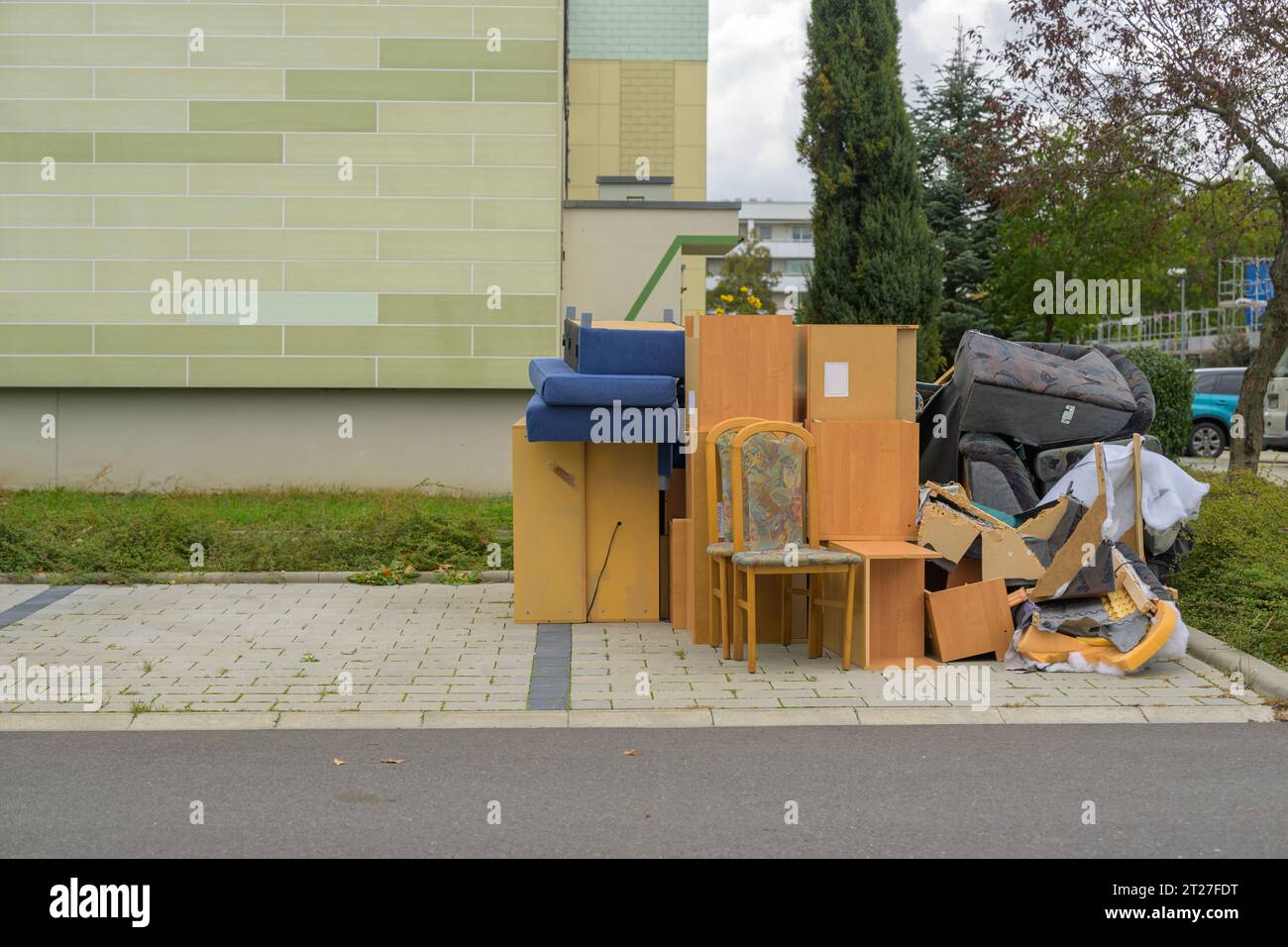 Rifiuti ingombranti in un parcheggio per la raccolta Foto Stock