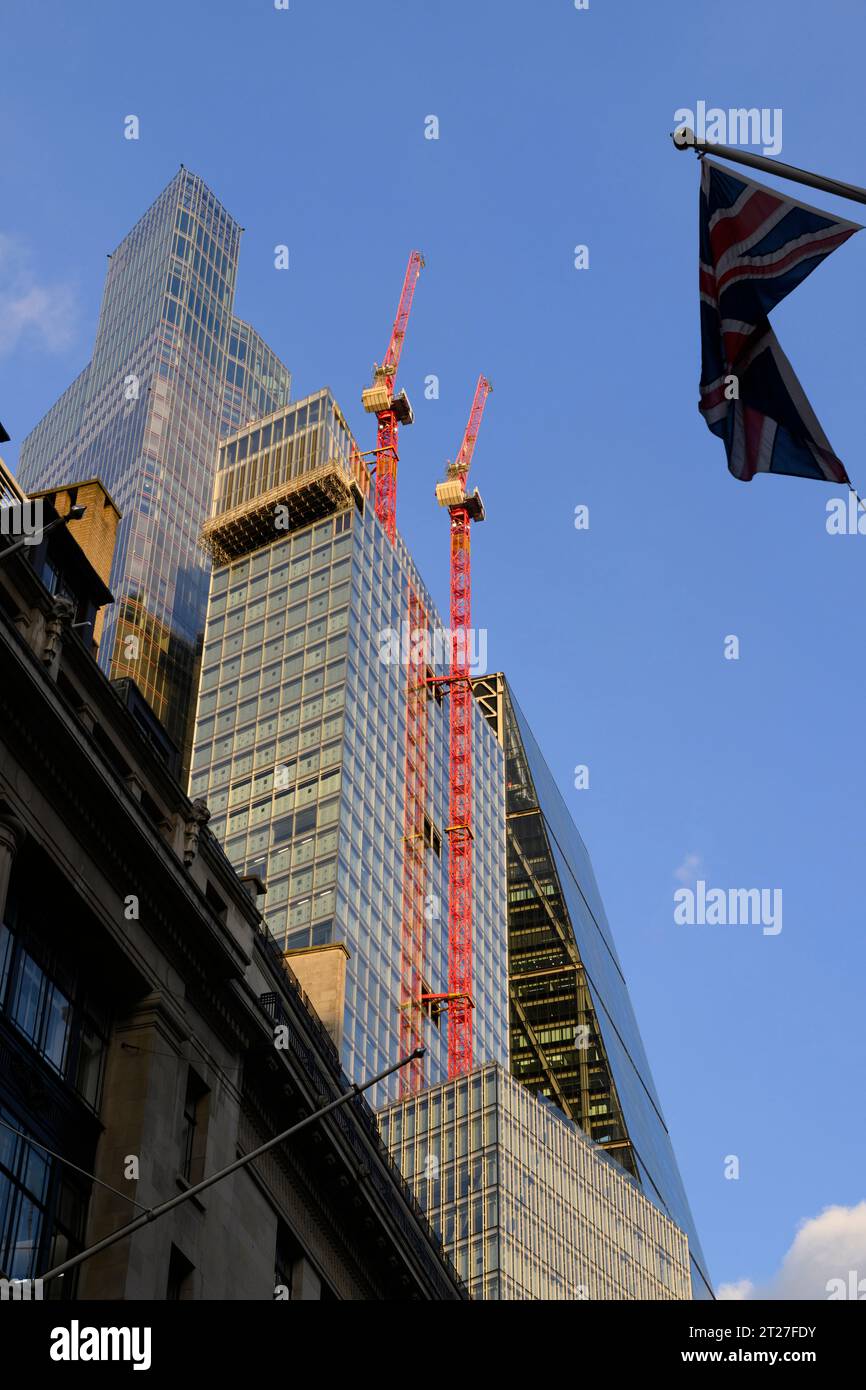 Due gru a torre sono state utilizzate per costruire 8 Bishopsgate, un edificio per uffici di 51 piani. Dietro di esso si trova il 22 Bishopsgate, un grattacielo di 62 piani. 8 Bi Foto Stock
