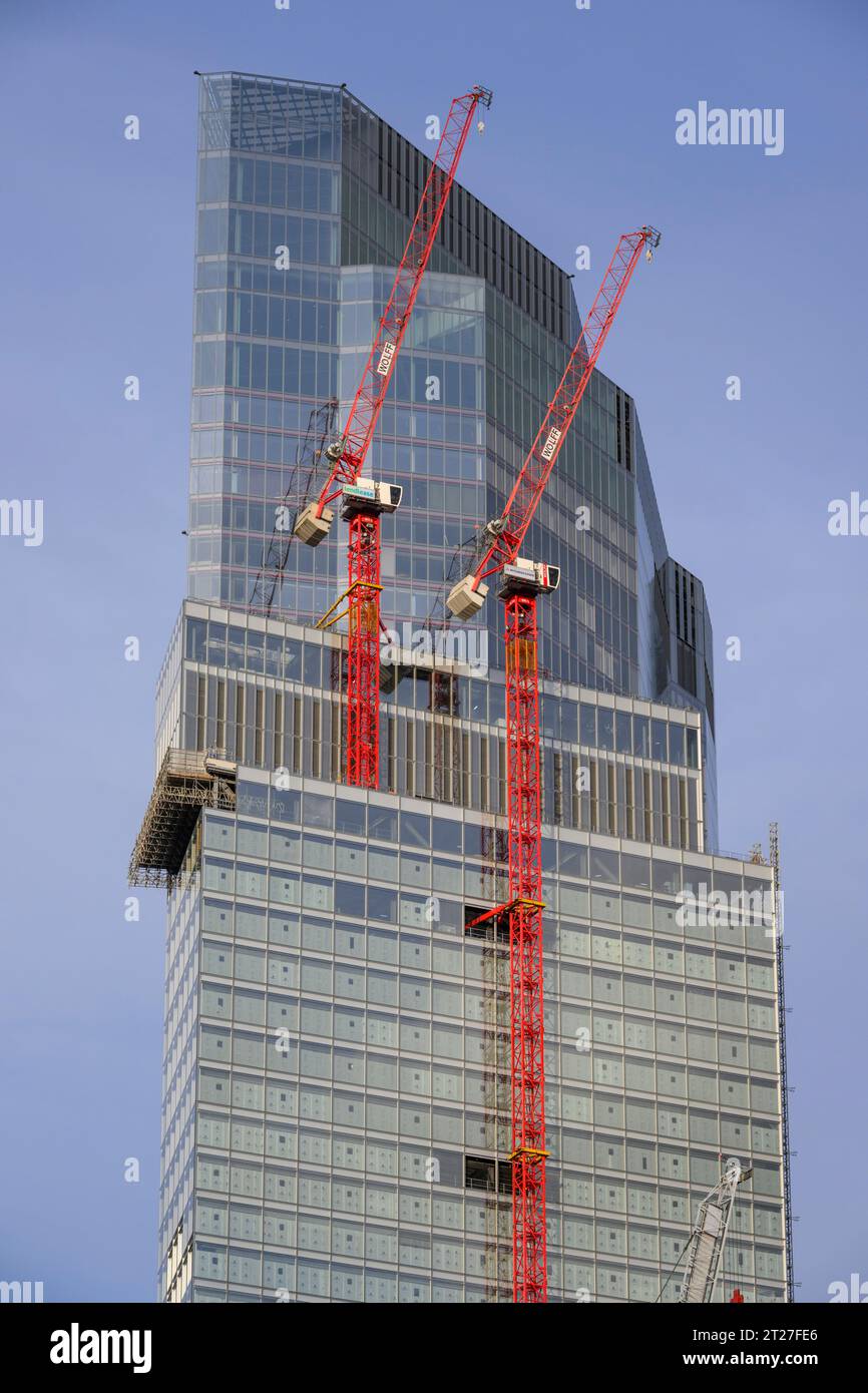 Due gru a torre sono state utilizzate per costruire 8 Bishopsgate, un edificio per uffici di 51 piani. Dietro di esso si trova il 22 Bishopsgate, un grattacielo di 62 piani. 8 Bi Foto Stock