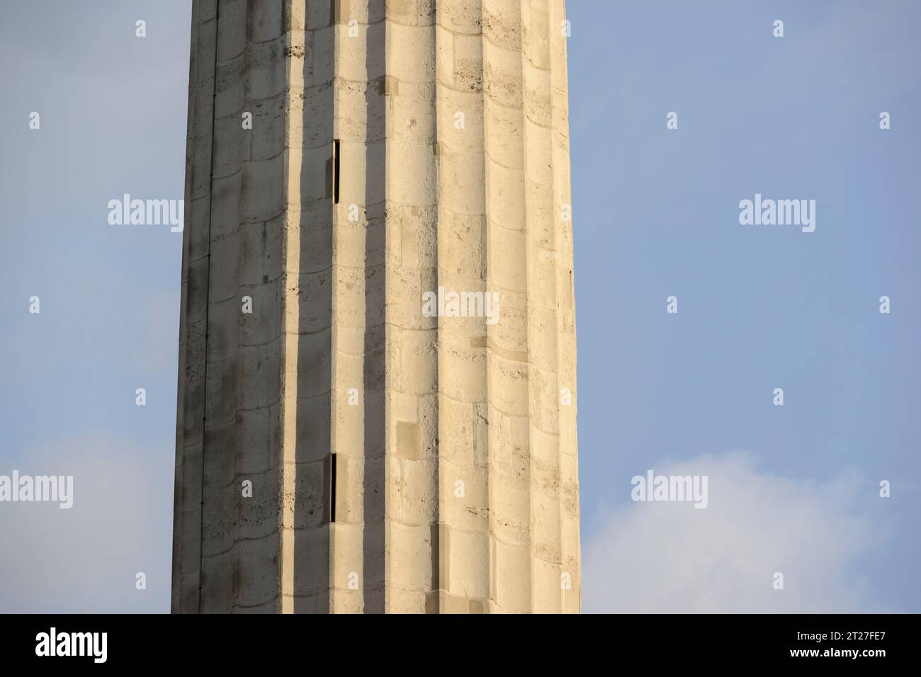 Un dettaglio della colonna dorica scanalata alta 62 m del Monumento al grande incendio di Londra, comunemente noto come il Monumento, costruito per commemorare il GRE Foto Stock