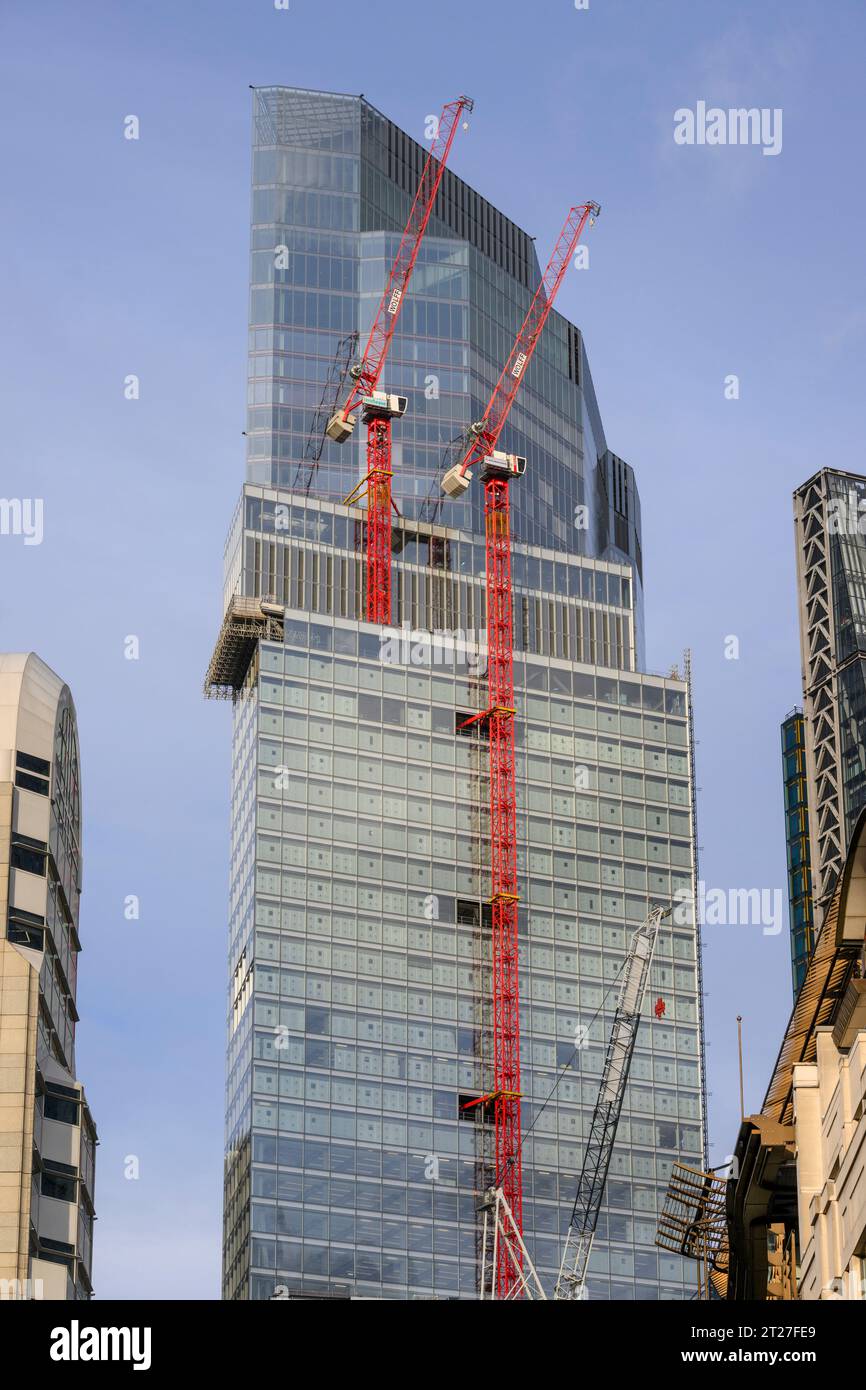 Due gru a torre sono state utilizzate per costruire 8 Bishopsgate, un edificio per uffici di 51 piani. Dietro di esso si trova il 22 Bishopsgate, un grattacielo di 62 piani. 8 Bi Foto Stock