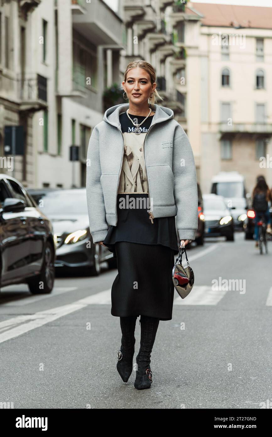 Emili Sindlev fuori dalla sfilata MAX MARA durante la settimana della moda di Milano Primavera/Estate 2024. Foto Stock