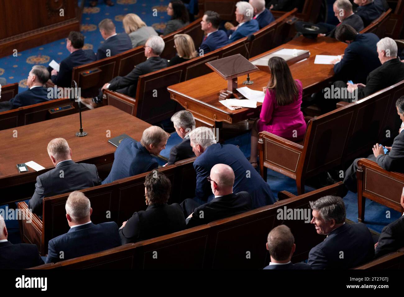 Washington, Stati Uniti. 17 ottobre 2023. Il Rep. Jim Jordan, R-OH, candidato repubblicano alla carica di Speaker of the House, ed ex Speaker of the House Kevin McCarthy, R-CA, parla mentre il Rep. Elise Stefanik, D-NY, introduce Jordan come candidato repubblicano alla carica di Speaker of the House al Campidoglio degli Stati Uniti a Washington, DC martedì 17 ottobre 2023. Jordan non riuscì a vincere la carica di vice presidente al primo scrutinio dopo che 20 colleghi repubblicani votarono contro di lui. Foto di Bonnie Cash/UPI credito: UPI/Alamy Live News Foto Stock