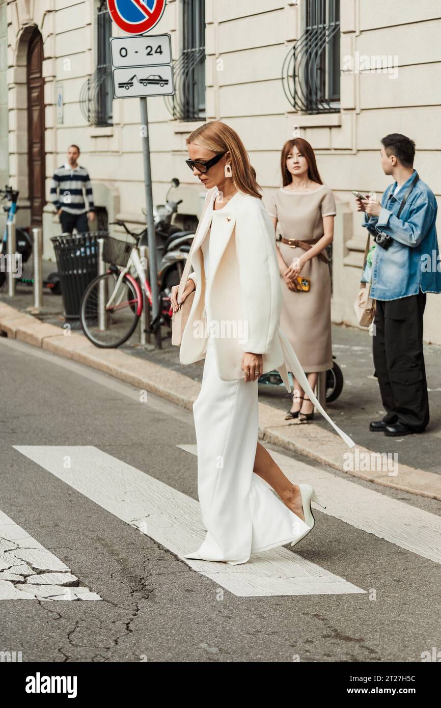 Viktoria Rader indossa giacca bianca, abito, borsa beige, tacchi bianchi, all'esterno della mostra MAX MARA durante la settimana della moda milanese Primavera/Estate 2024. Foto Stock