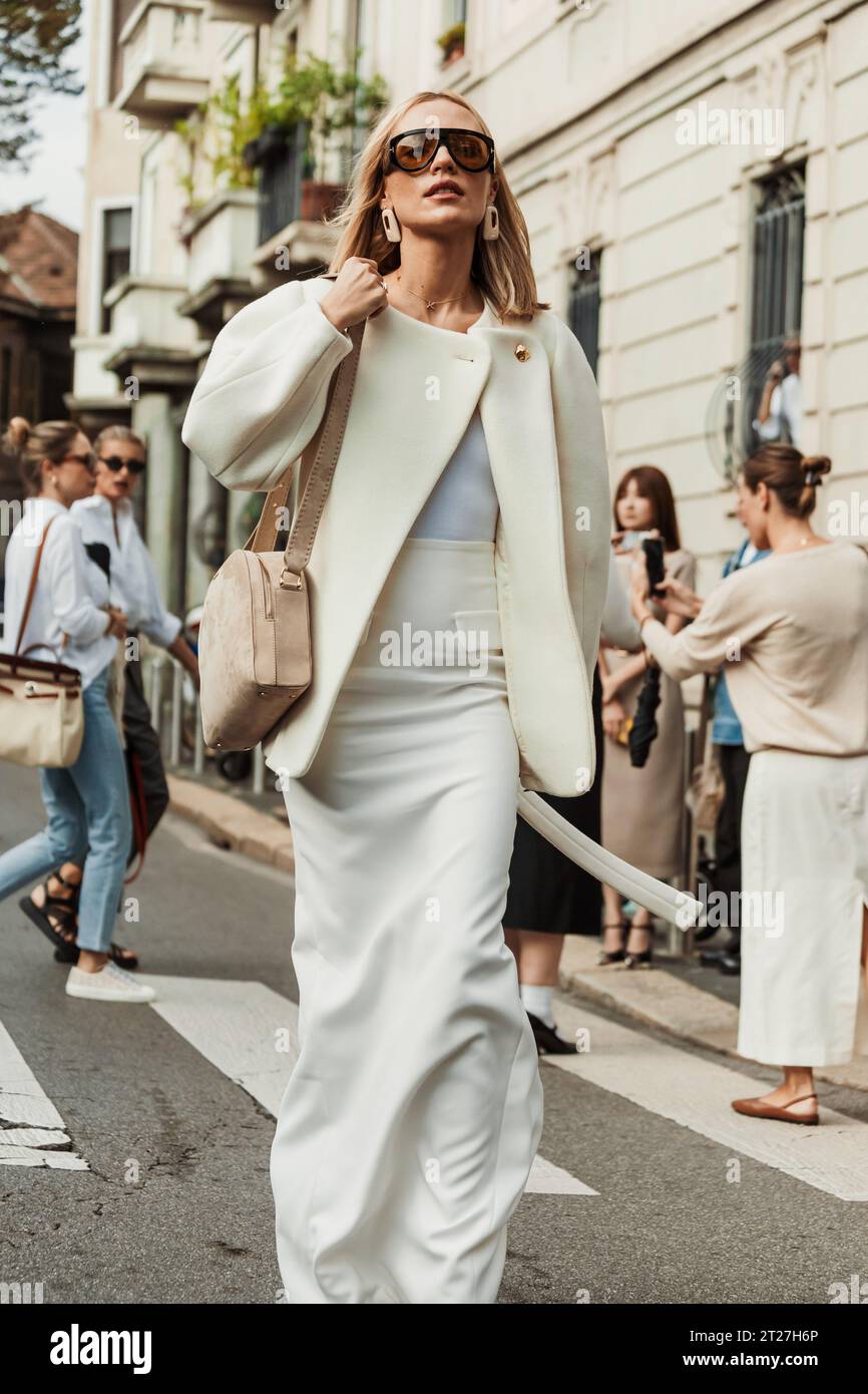 Viktoria Rader indossa giacca bianca, abito, borsa beige, tacchi bianchi, all'esterno della mostra MAX MARA durante la settimana della moda milanese Primavera/Estate 2024. Foto Stock
