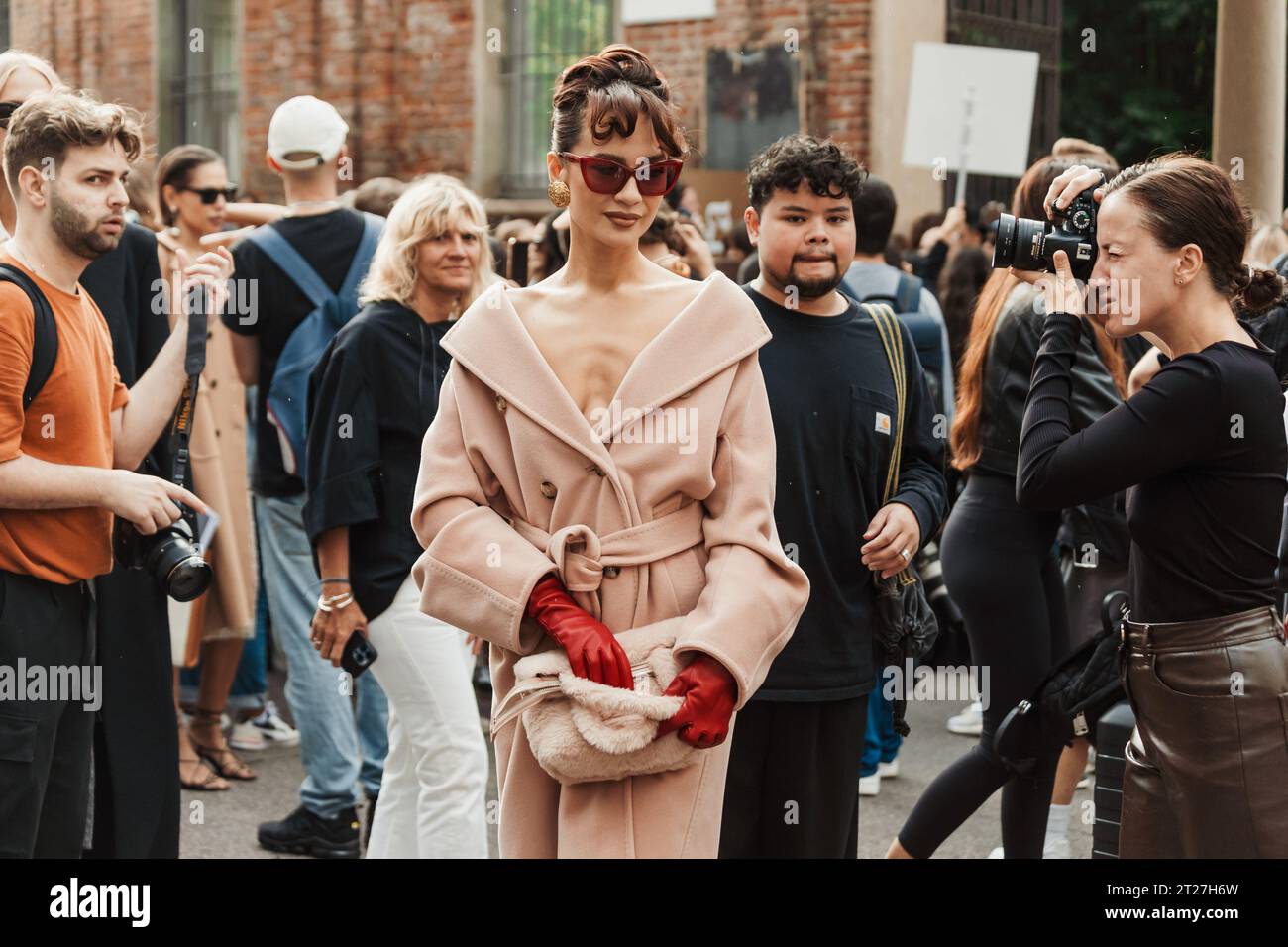 Anna Rosa Vitiello indossa occhiali da sole rossi, guanti rossi in pelle, un trench in lana rosa, visto all'esterno della mostra MAX MARA durante la settimana della moda milanese Foto Stock