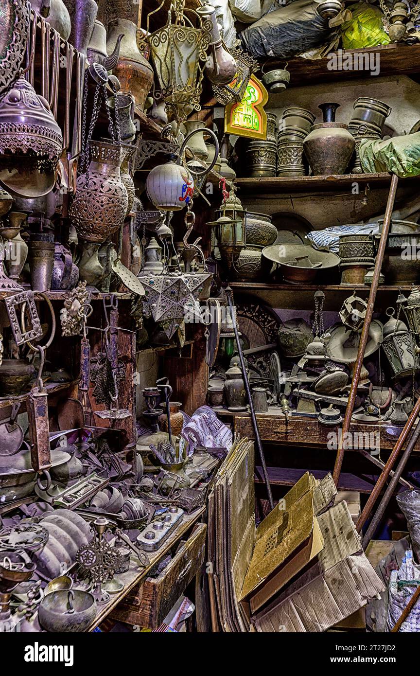 Articoli di antiquariato e vari oggetti d'antiquariato in vendita nel negozio Three Crazy Brothers nel mercato Khan El Khalili Foto Stock