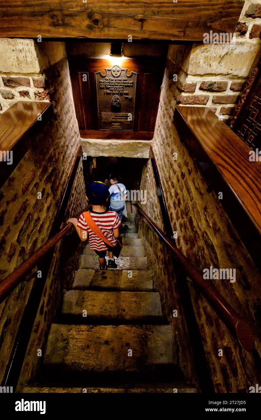 Scendendo nella cripta sotto la chiesa dei Santi Sergio e Bacco nel Cairo copto Foto Stock