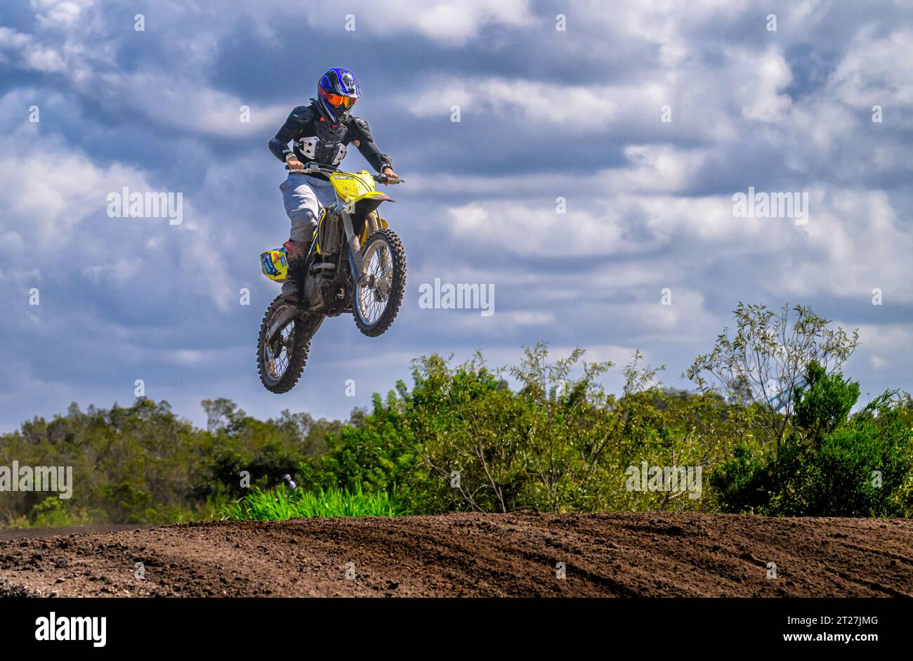 Motociclo dirtbike sulla pista sterrata del Parco Miamimx eseguendo un salto . Foto Stock