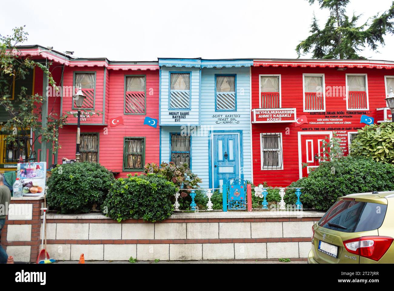 İstanbul, Turchia, 9 ottobre 2023, case colorate nella strada di Sultanahmet. Foto Stock