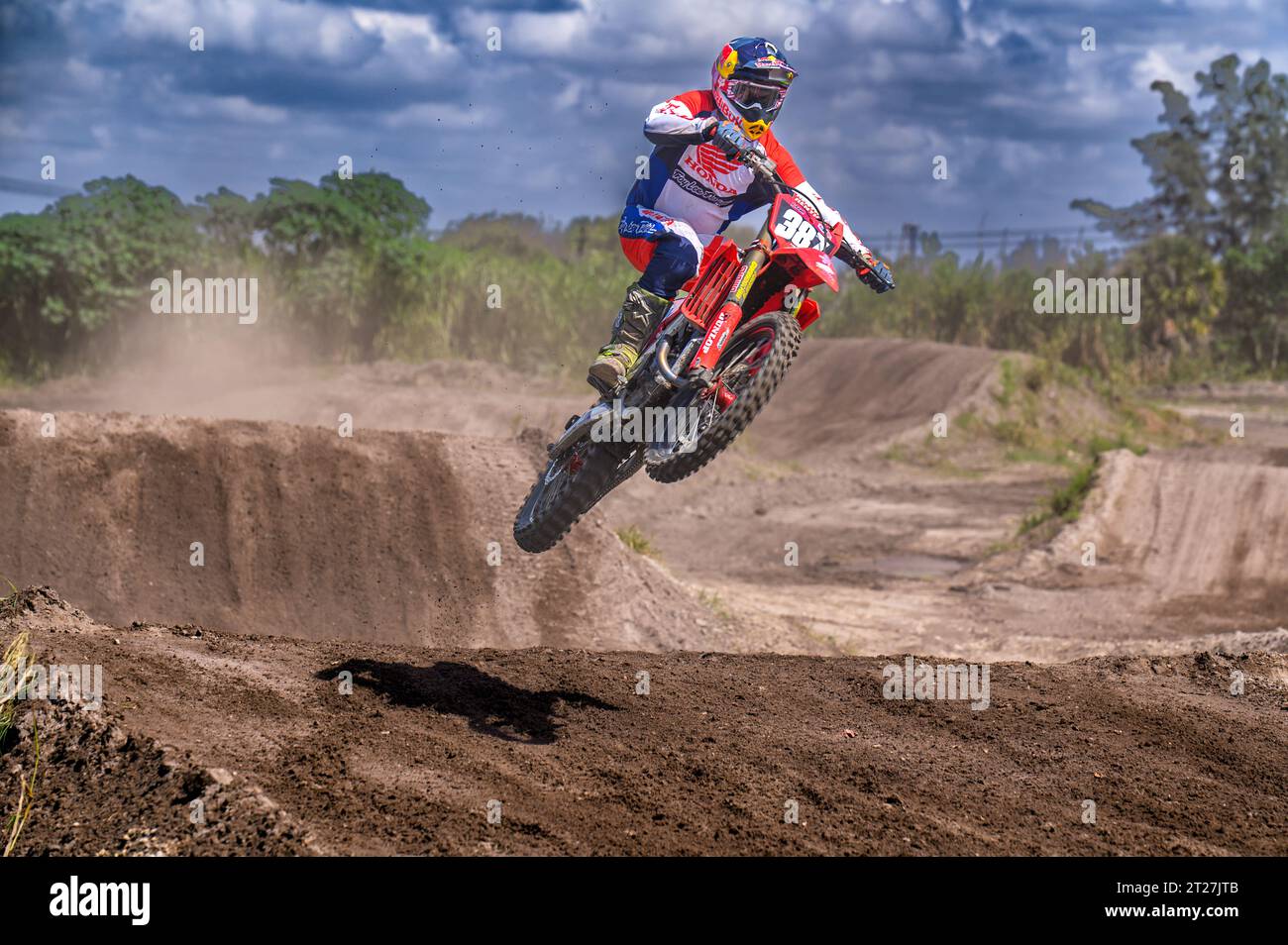 Motociclo dirtbike sulla pista sterrata del Parco Miamimx eseguendo un salto . Foto Stock
