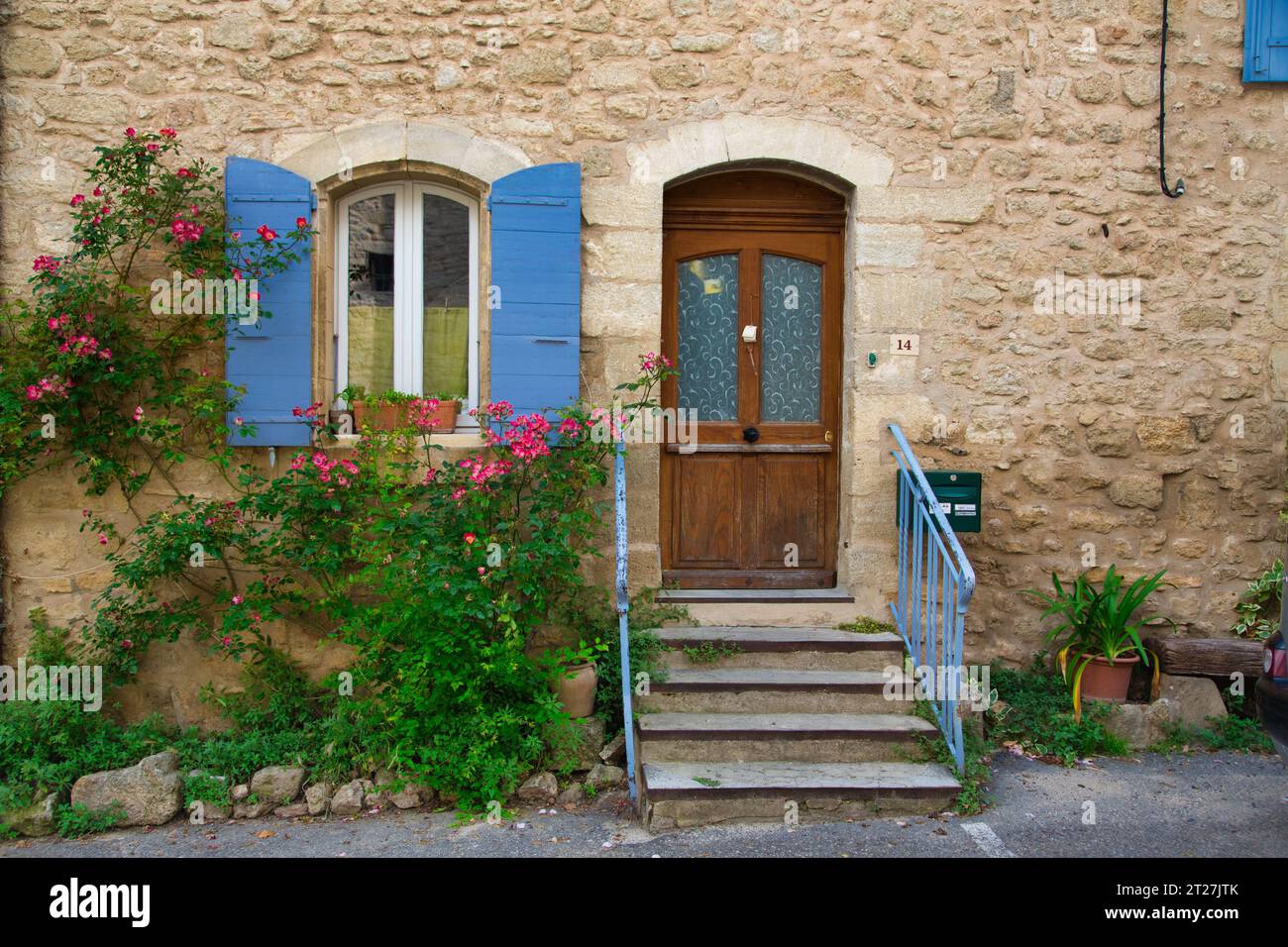 una bella entrata in una vecchia città francese. Foto Stock
