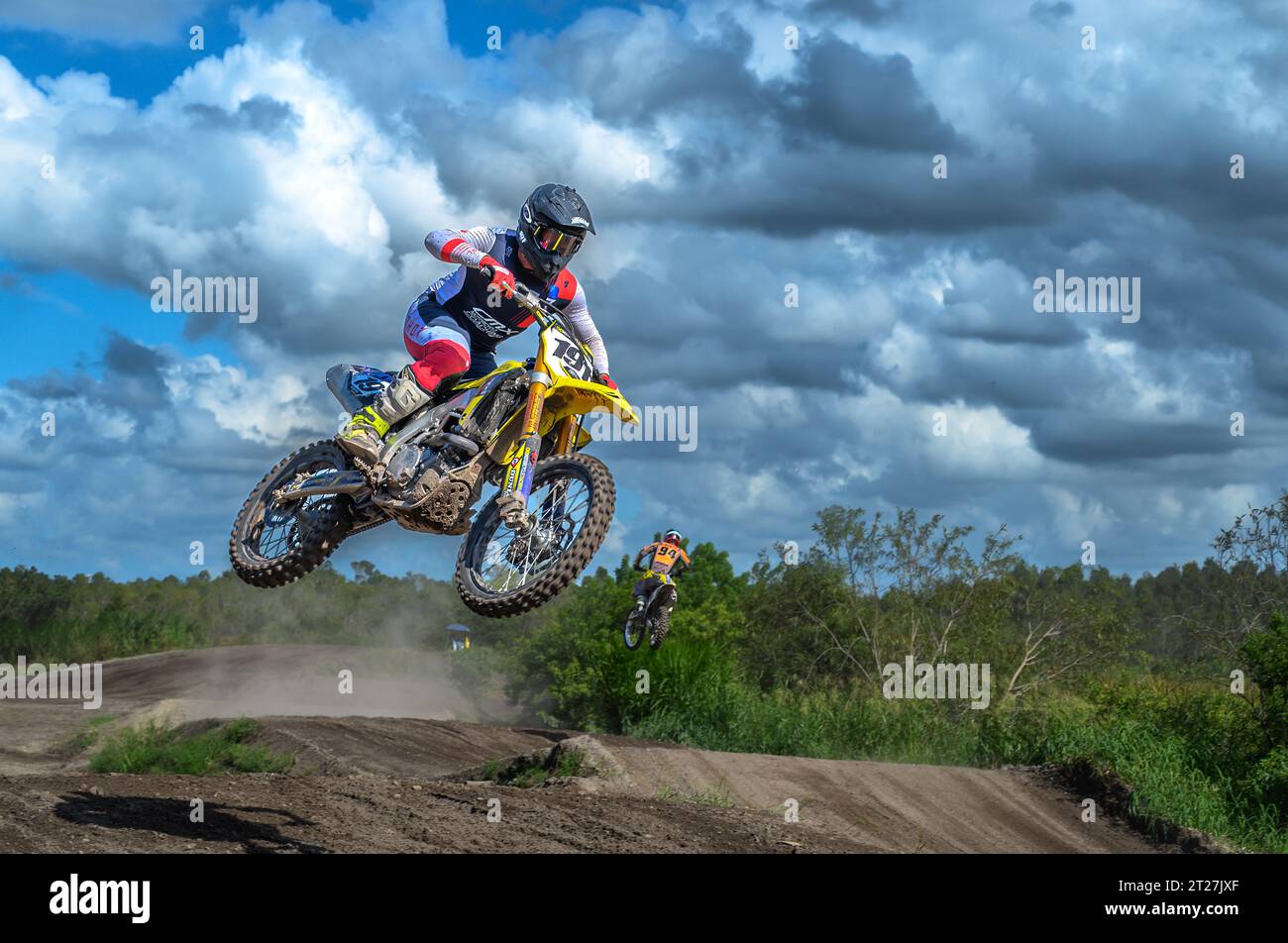 Motociclette da cross sulla pista sterrata del Parco Miamimx che fa un salto . Foto Stock