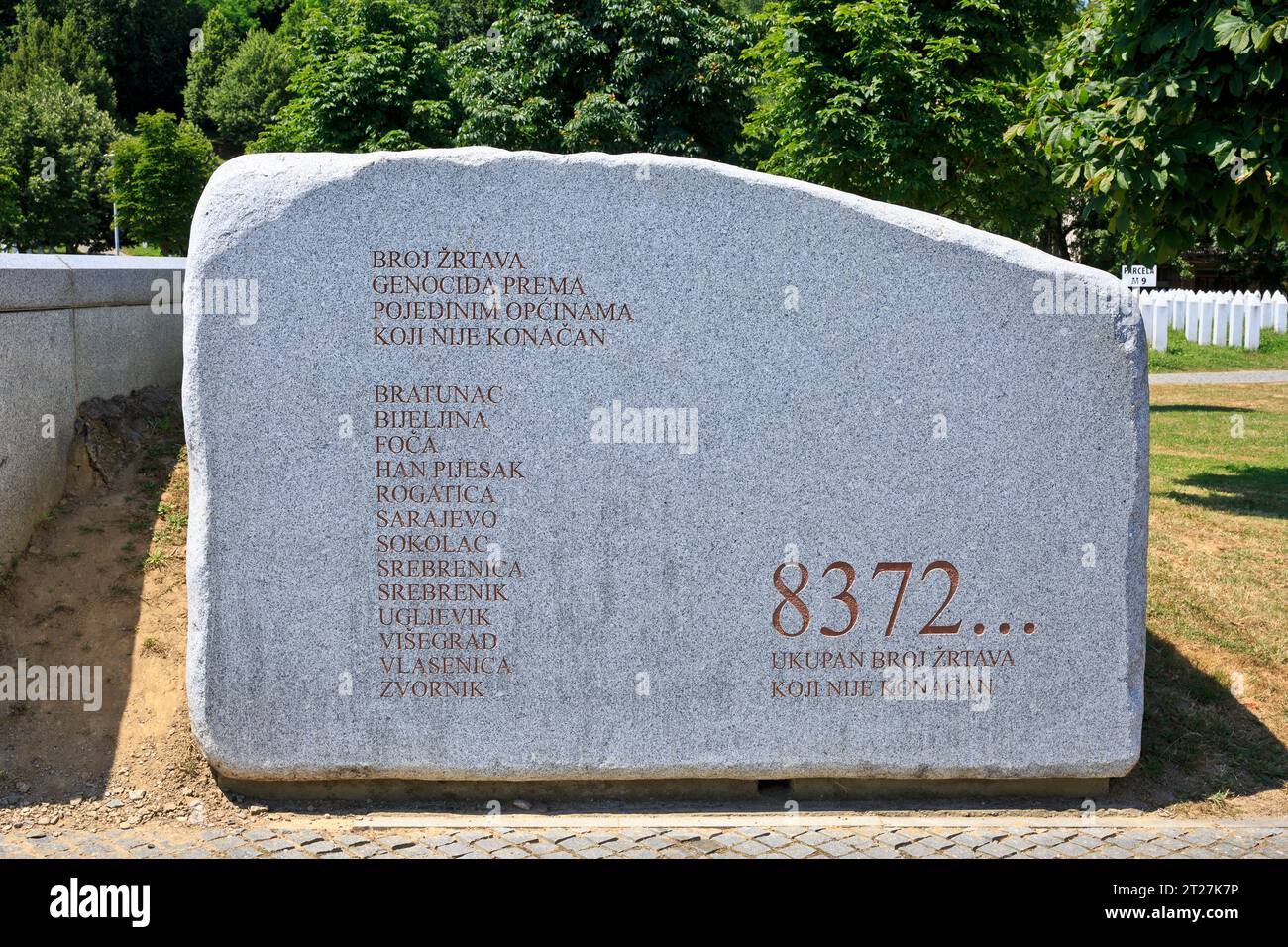 La pietra commemorativa del genocidio di Srebrenica a Potocari, Bosnia ed Erzegovina Foto Stock