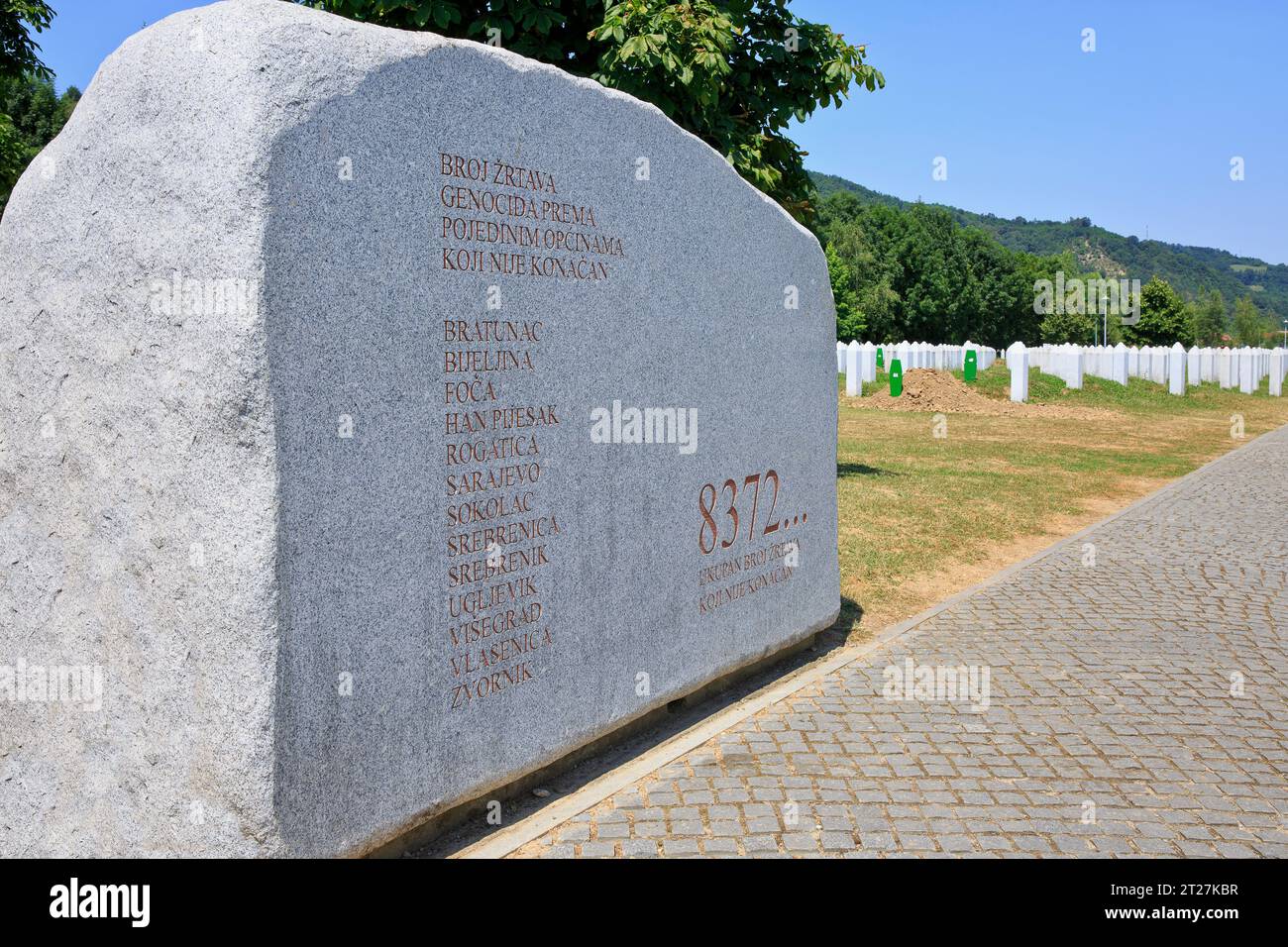 La pietra commemorativa del genocidio di Srebrenica a Potocari, Bosnia ed Erzegovina Foto Stock
