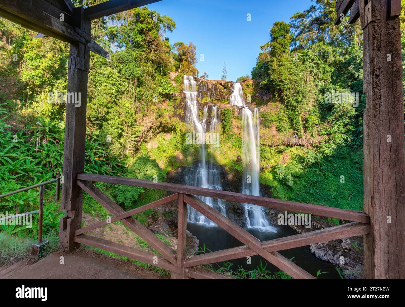 40 m di altezza, pittoresca cascata circondata da splendida foresta pluviale e natura, nell'area di Pakse del Laos meridionale, nel quartiere di Paksong. Foto Stock