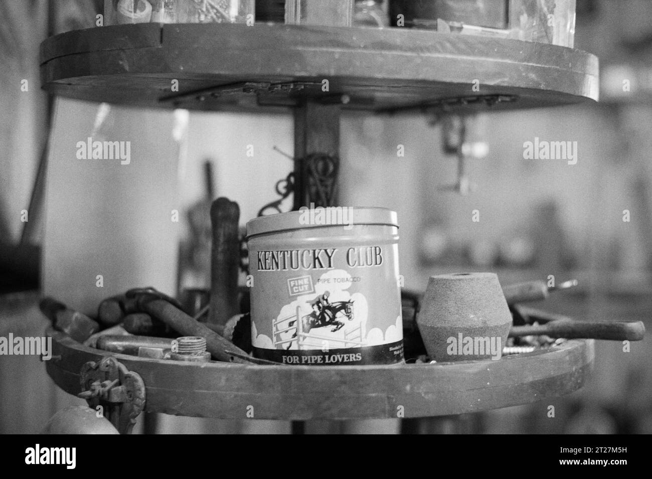 Hopkinton State Fair, New Hampshire 2023 - Uno stagno d'epoca del Kentucky Club fine Cut Pipe Tobacco poggia su uno scaffale tra utensili e pezzi di ricambio in un'unica sala Foto Stock
