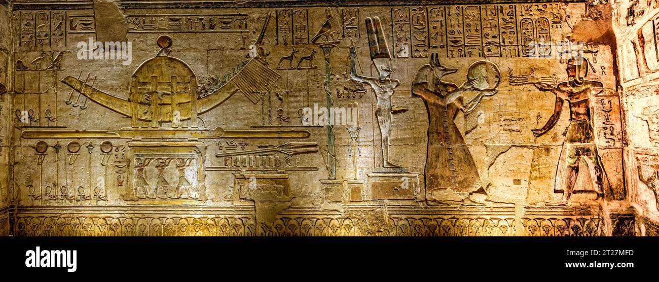 Rilievo policromo dal Tempio di Deir El Medina, della sacra barca solare che simboleggia il trasporto divino del sole attraverso il cielo Foto Stock