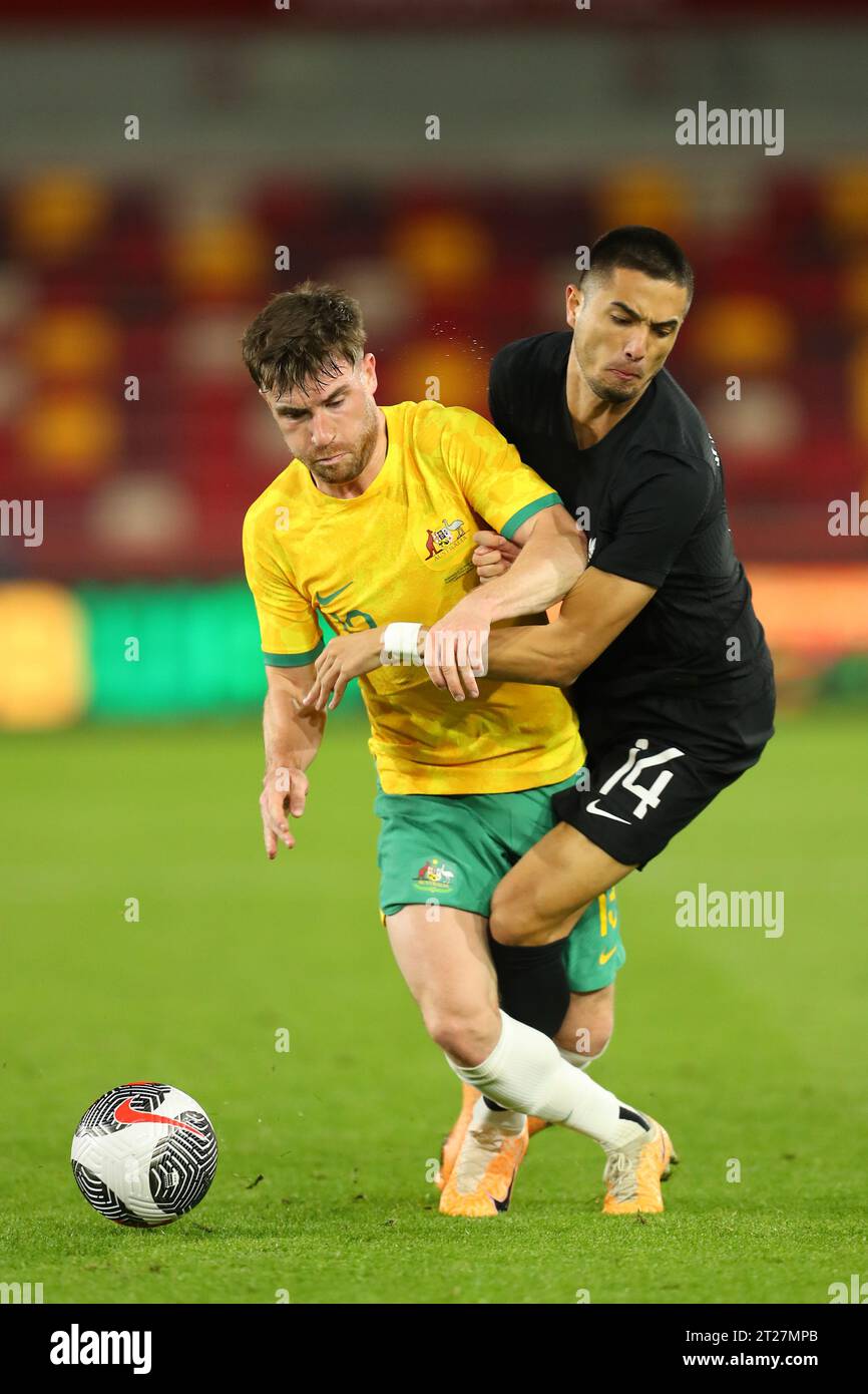 GTECH Community Stadium, Londra, Regno Unito. 17 ottobre 2023. Amichevole di calcio internazionale, Australia contro nuova Zelanda; Joe Champness della nuova Zelanda è fregato da Ryan Strain dell'Australia Credit: Action Plus Sports/Alamy Live News Foto Stock