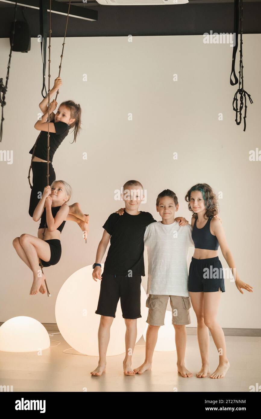 Ritratto di un gruppo di bambini nella sala fitness. Yoga per bambini. Foto Stock