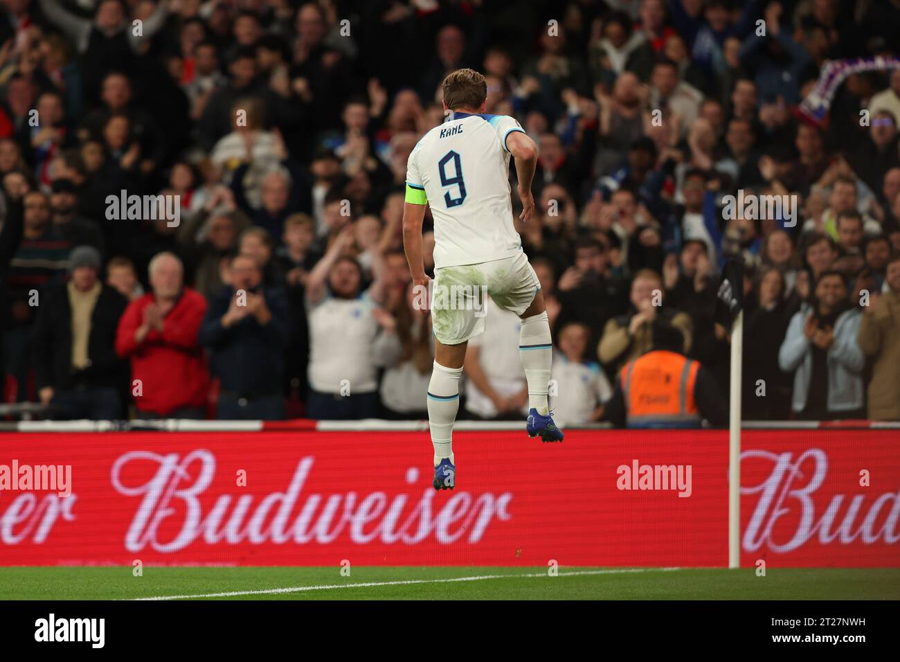 Londra, Regno Unito. 17 ottobre 2023. L'inglese Harry Kane segna 3-1 punti e festeggia la partita di qualificazione UEFA EURO 2024 tra Inghilterra e Italia al Wembley Stadium di Londra, in Inghilterra, il 17 ottobre 2023. Foto di Ken Sparks. Solo per uso editoriale, licenza necessaria per uso commerciale. Nessun utilizzo in scommesse, giochi o pubblicazioni di un singolo club/campionato/giocatore. Credito: UK Sports Pics Ltd/Alamy Live News Foto Stock