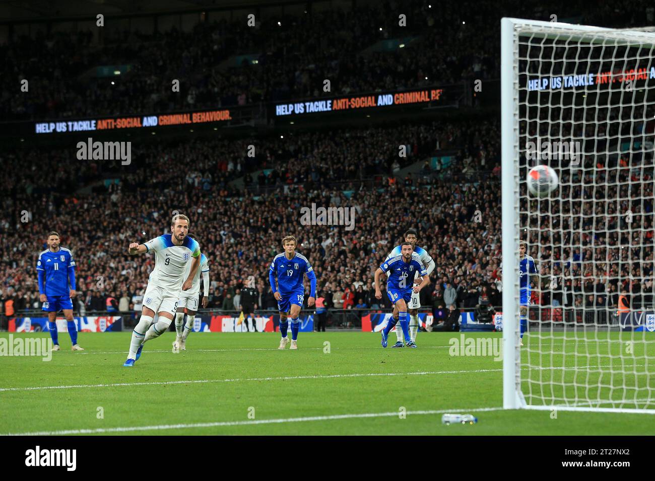 Londra, Regno Unito. 17 ottobre 2023. L'inglese Harry Kane segna il suo primo gol per pareggiare e ottenere il punteggio di 1-1 dal punto di rigore durante la partita del gruppo C di qualificazione UEFA Euro 2024 tra Inghilterra e Italia al Wembley Stadium il 17 ottobre 2023 a Londra. (Foto di Daniel Chesterton/phcimages.com) Credit: PHC Images/Alamy Live News Foto Stock