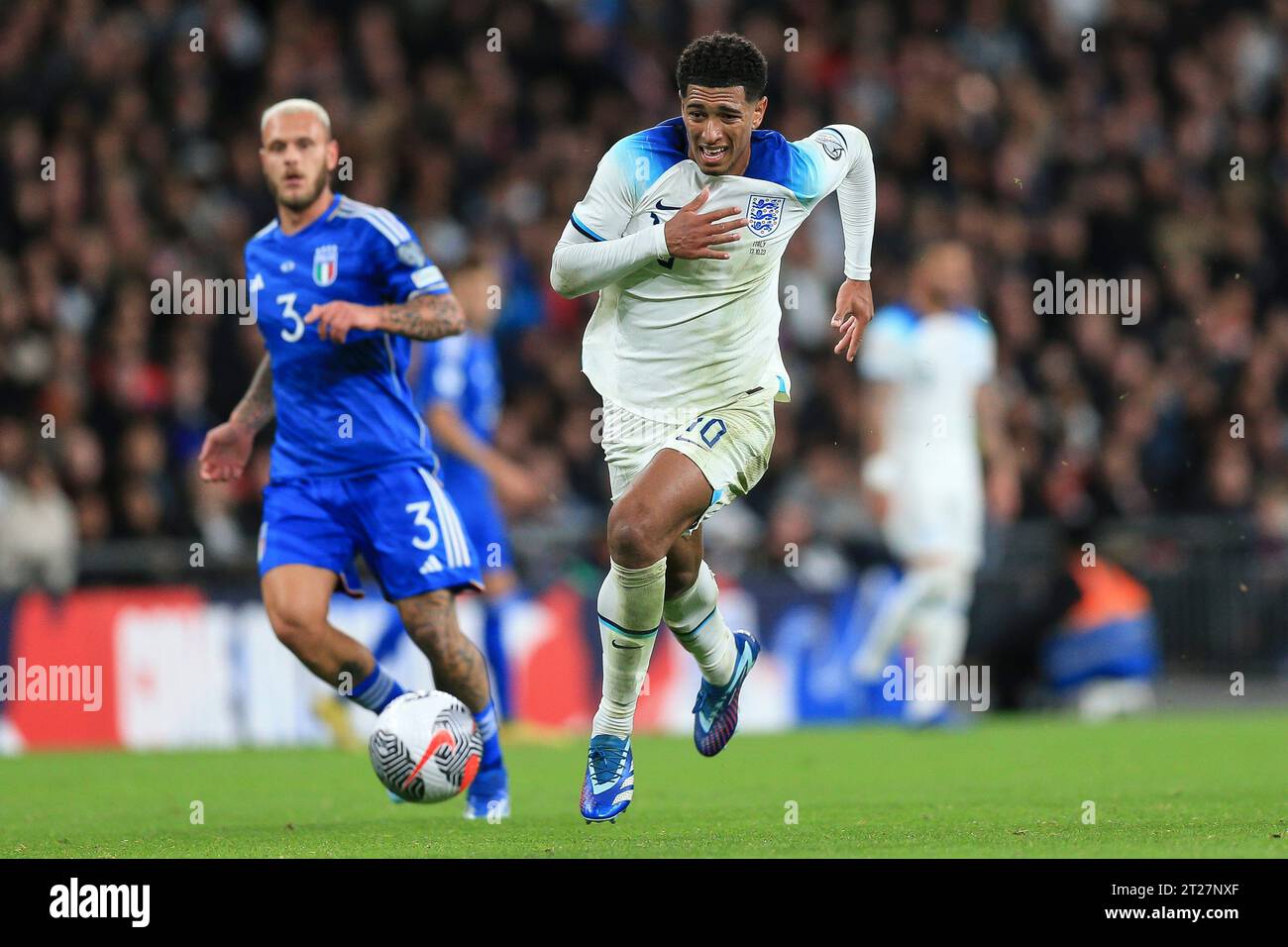 Londra, Regno Unito. 17 ottobre 2023. L'inglese Jude Bellingham durante la partita del gruppo C di qualificazione UEFA Euro 2024 tra Inghilterra e Italia al Wembley Stadium il 17 ottobre 2023 a Londra. (Foto di Daniel Chesterton/phcimages.com) Credit: PHC Images/Alamy Live News Foto Stock