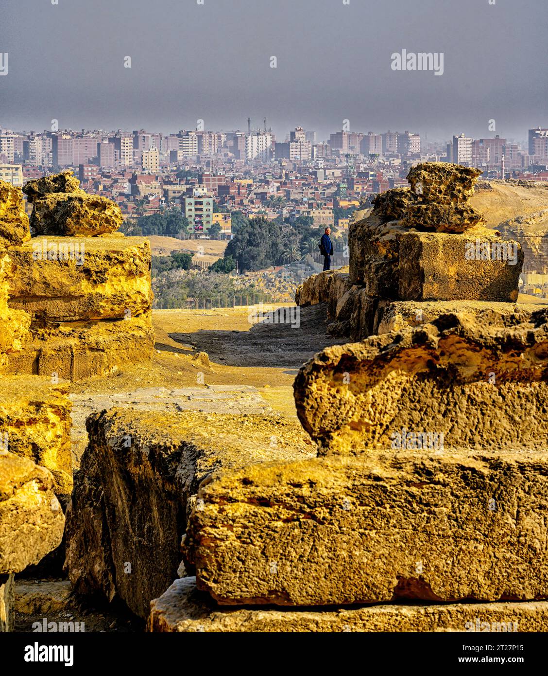 Il turista si trova sui grandi blocchi di pietra calcarea che compongono il tempio funerario di Menkaure Foto Stock