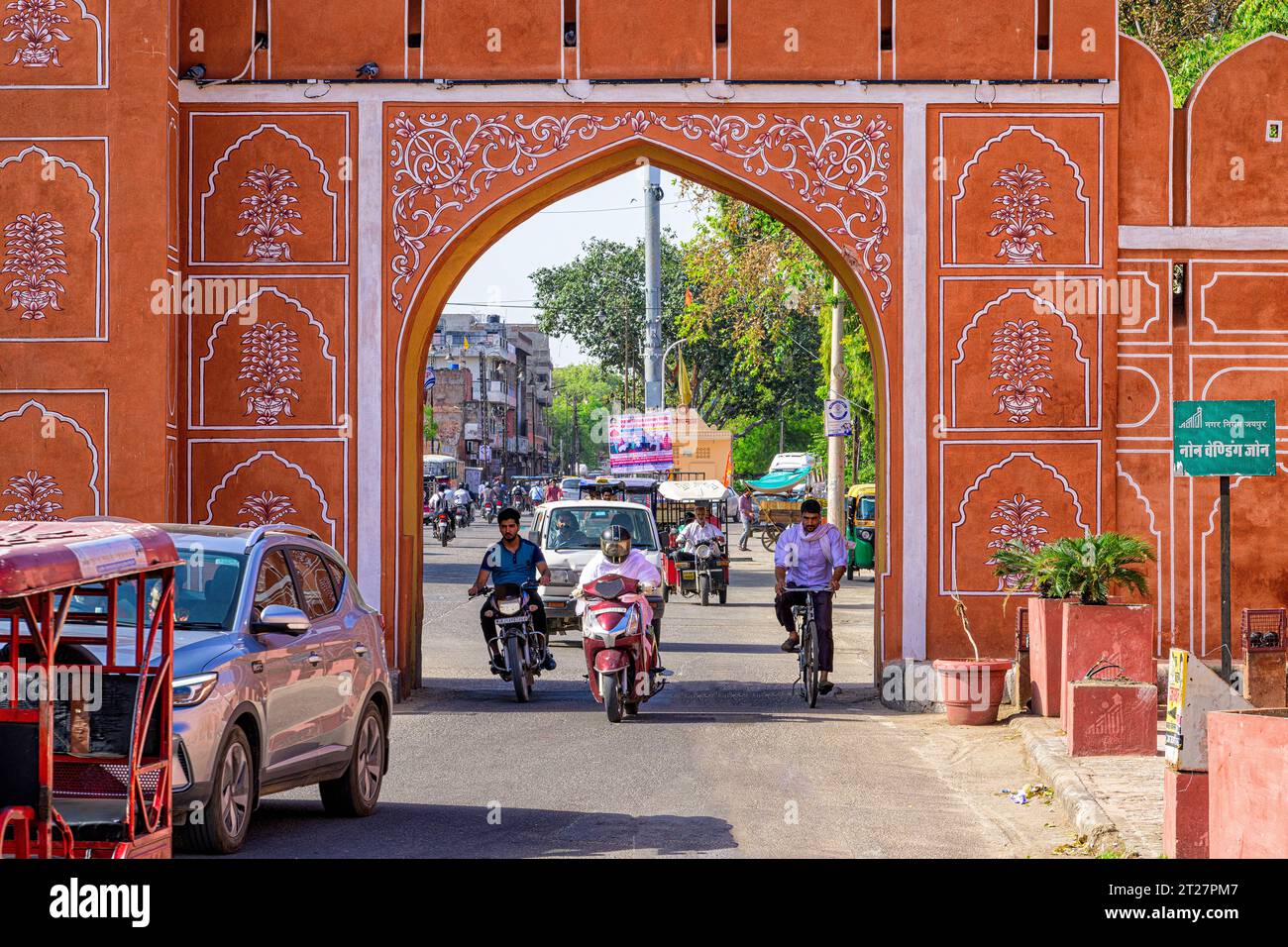 La storica porta di Zorawar Singh, nella città rosa di Jaipur, si trova sul lato nord delle mura della città Foto Stock