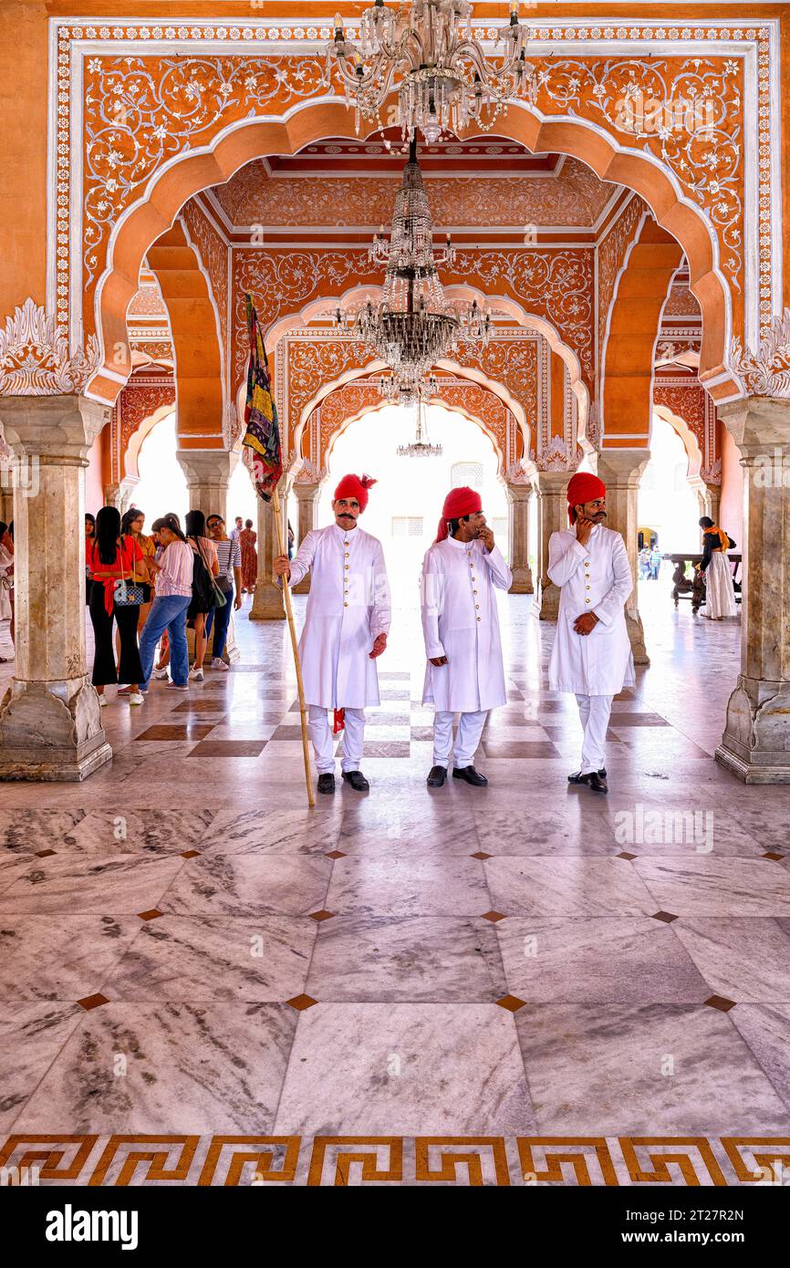 Le guardie del Palazzo, vestite con uniformi tradizionali, sono di guardia nel Diwan-i-Khas al Palazzo della città di Jaipur, Rajasthan, India Foto Stock