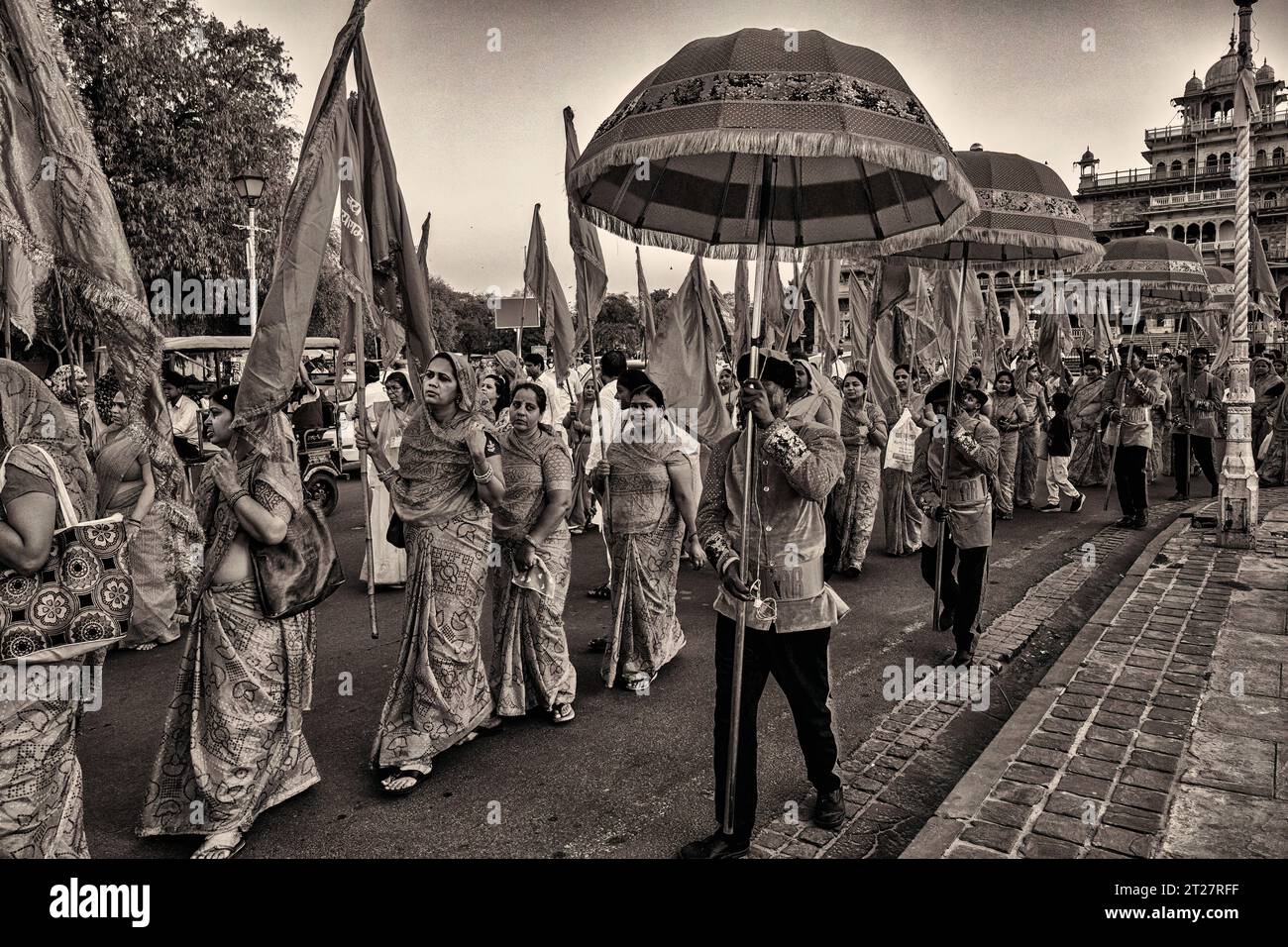 Processione religiosa che si svolge lungo la strada rami di fronte all'Albert Hall Museum di Jaipur Foto Stock