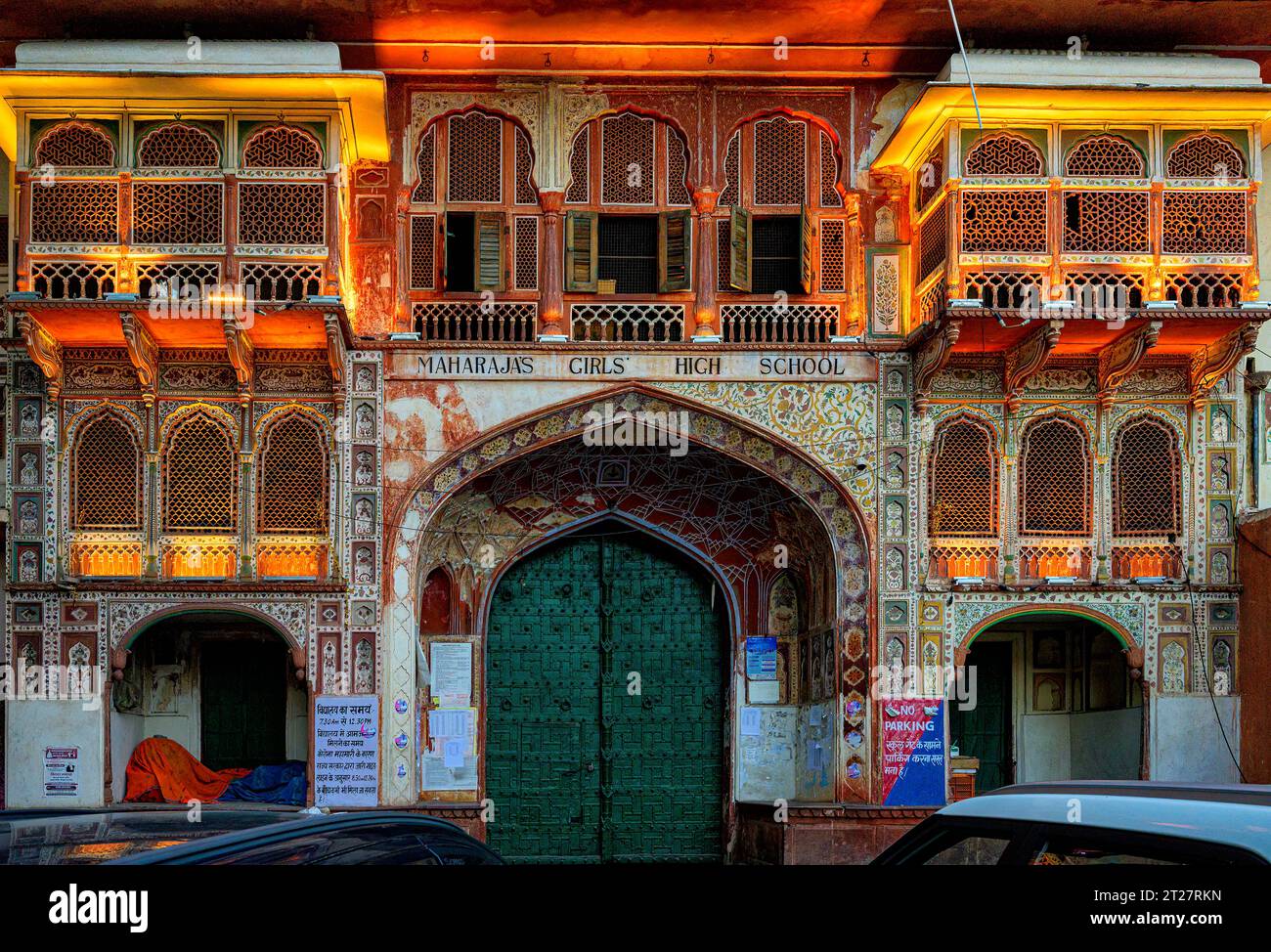 L'architettura illuminata in stile Rajputana dell'ingresso al liceo femminile del Maharaja a Jaipur Foto Stock