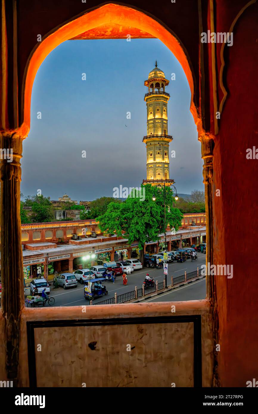 Guardando il minareto Iswari Minar Swarga Sal, mentre il sole tramonta, dal tempio indù Shiv Mandir nel Tripolia Bazar Foto Stock
