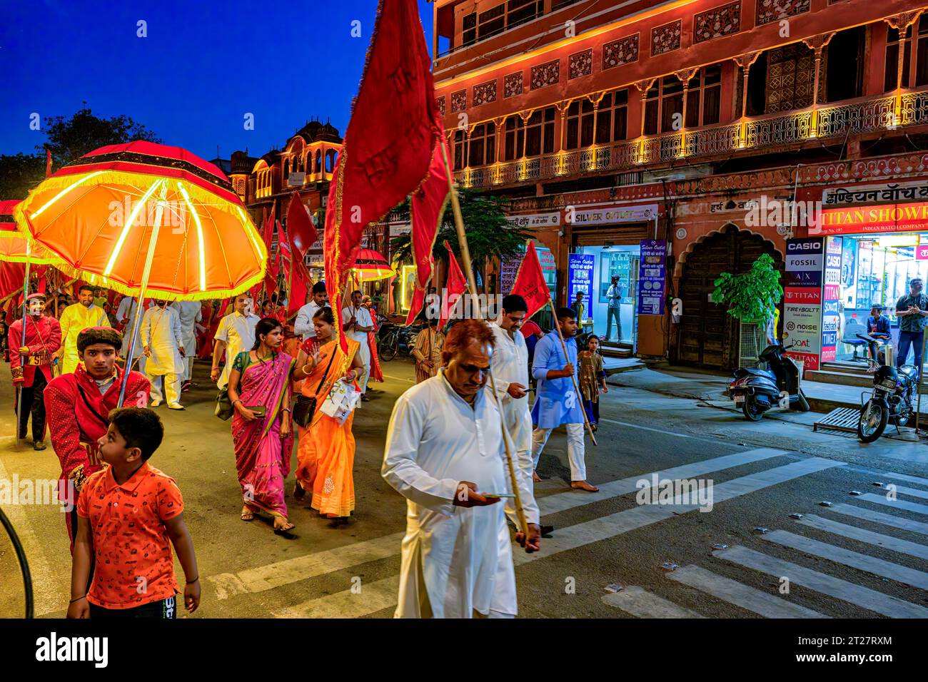 Processione religiosa su Chaura Rasta Road a Jaipur Foto Stock