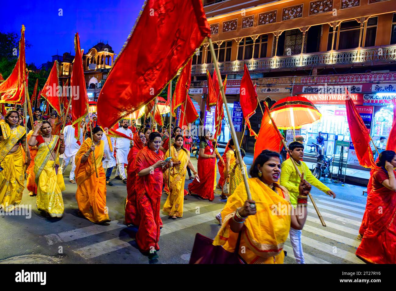 Gli uomini e le donne indù partecipano a una processione religiosa lungo Chaura Rasta Road a Jaipur Foto Stock
