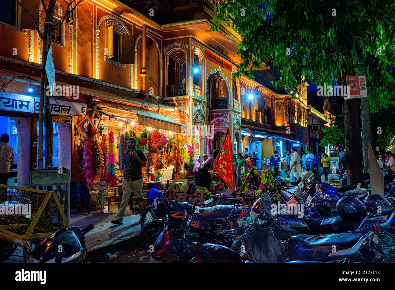 Parcheggio motociclistico preferito nel Tripolia Bazar, fuori dal tempio Tarkeshwar Mahadev a Jaipur Foto Stock