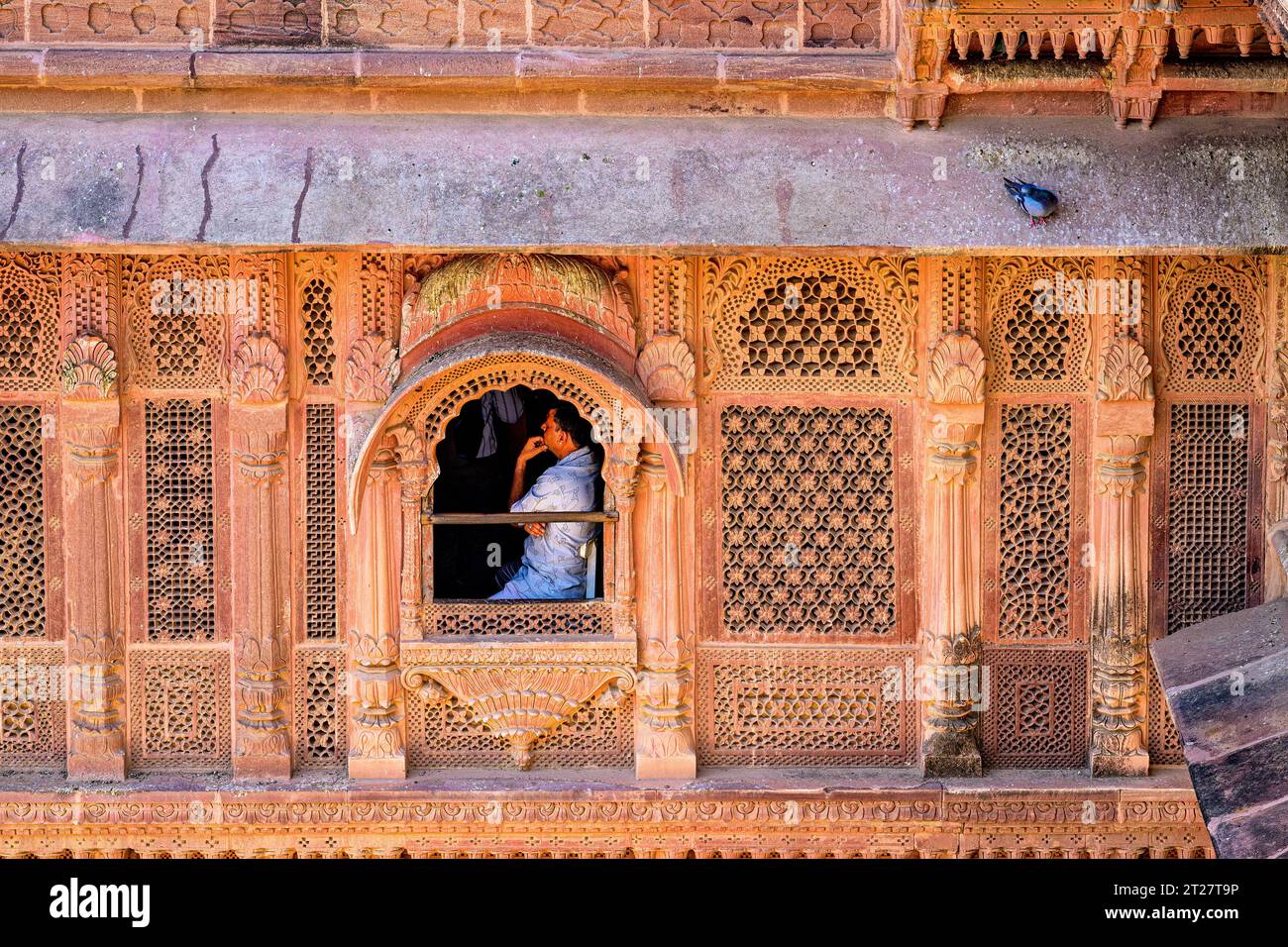 Guardia seduta da una finestra nel forte Mehrangarh Jodhpur Rajasthan India Foto Stock