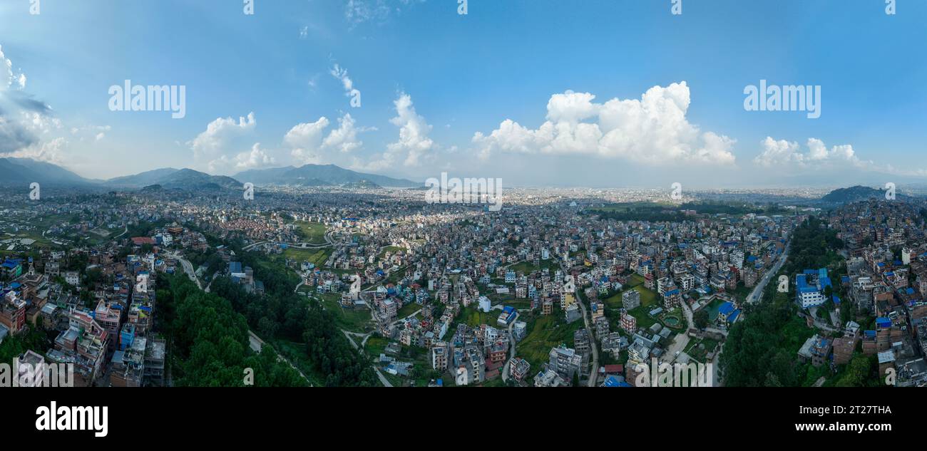 Vista aerea di Kathmandu, palazzi ed edifici. Terrazze e case, strade cittadine. Nepal. 10-13-2023 Foto Stock