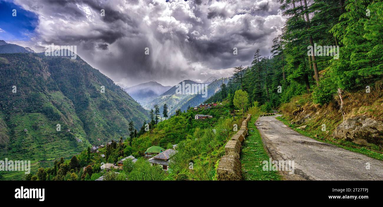 Nuvole di tempesta e pioggia nella valle di Tirthan vicino al villaggio di Sharchi Foto Stock