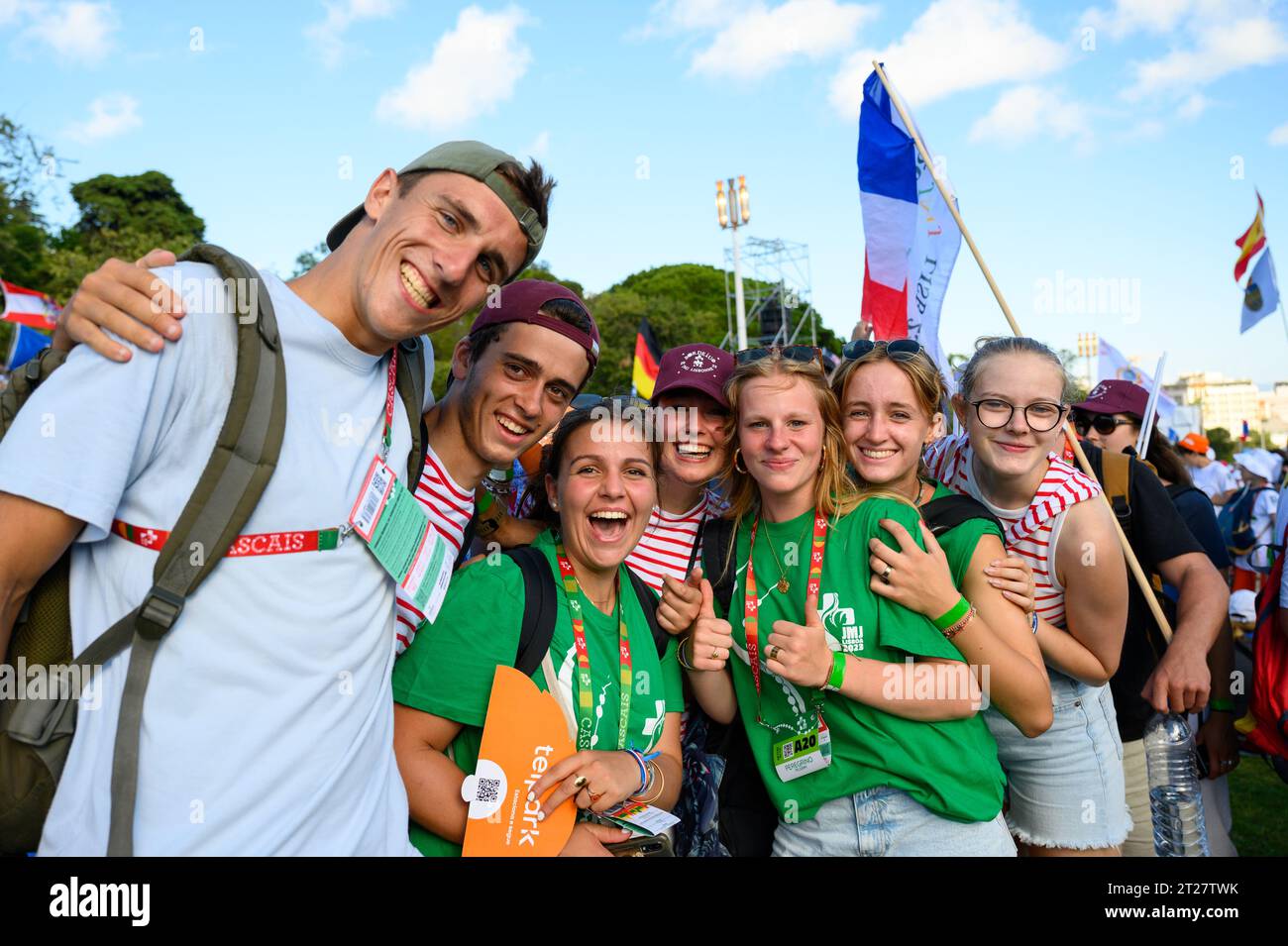 La gioia tra i pellegrini durante la cerimonia di apertura delle Giornate Mondiali della Gioventù 2023 a Lisbona, Portogallo. Foto Stock