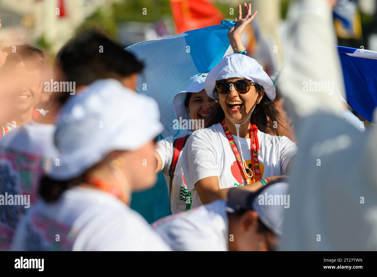 La gioia tra i pellegrini durante la cerimonia di apertura delle Giornate Mondiali della Gioventù 2023 a Lisbona, Portogallo. Foto Stock