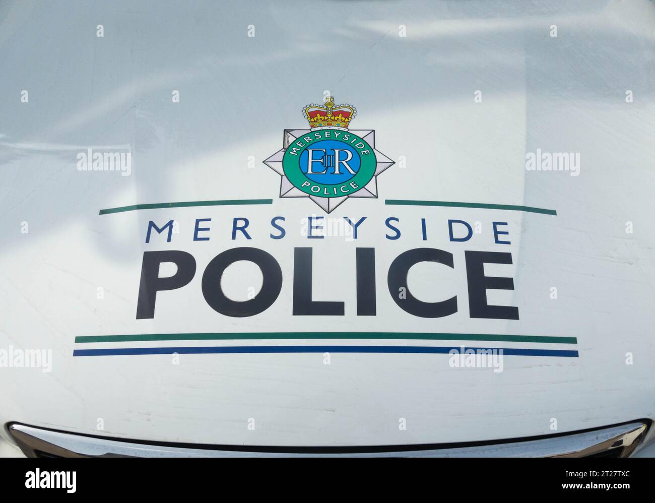 ID e logo sull'auto della polizia Merseyside a Liverpool Foto Stock