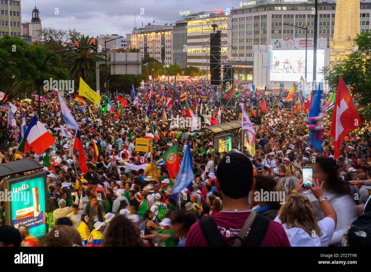 Folle di giovani pellegrini provenienti da tutto il mondo lasciano il Parque Eduardo VII dopo la cerimonia di apertura delle Giornate Mondiali della Gioventù 2023 a Lisbona, Portogallo. Foto Stock