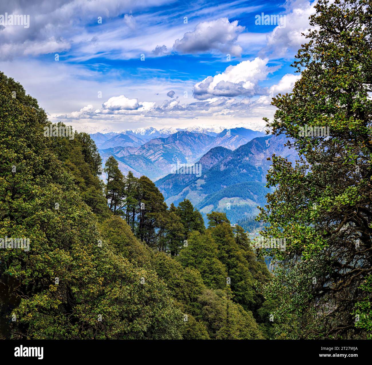 Il punto panoramico di Panchtara al passo di Jalori nell'Himalaya Foto Stock