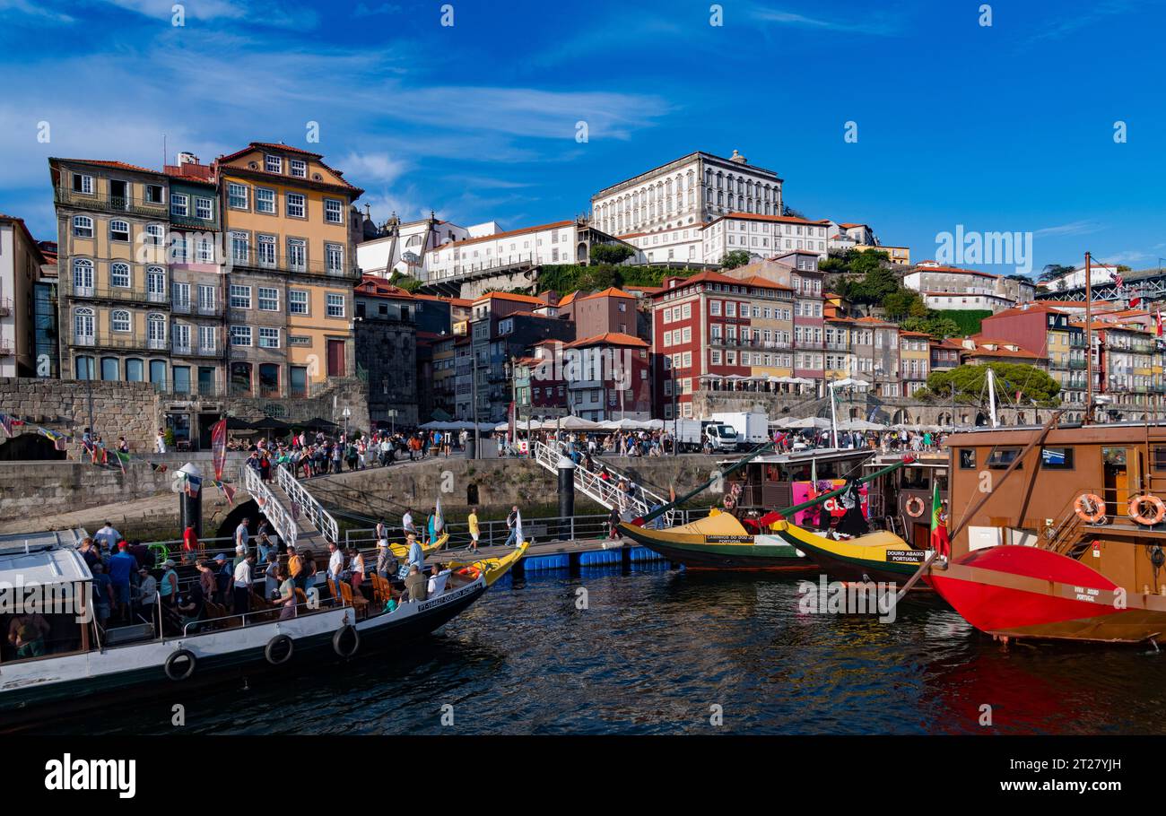 Cais da Ribeira da una gita in barca di 6 ponti sul fiume Douro, Porto, Portogallo Foto Stock