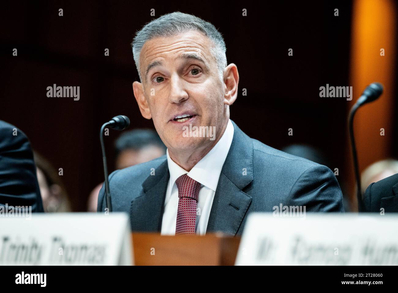 Washington, Stati Uniti. 17 ottobre 2023. Tony Petitti, Commissario, Big Ten Conference, parla in un'audizione del Comitato giudiziario del Senato sugli sport universitari al Campidoglio degli Stati Uniti. Credito: SOPA Images Limited/Alamy Live News Foto Stock