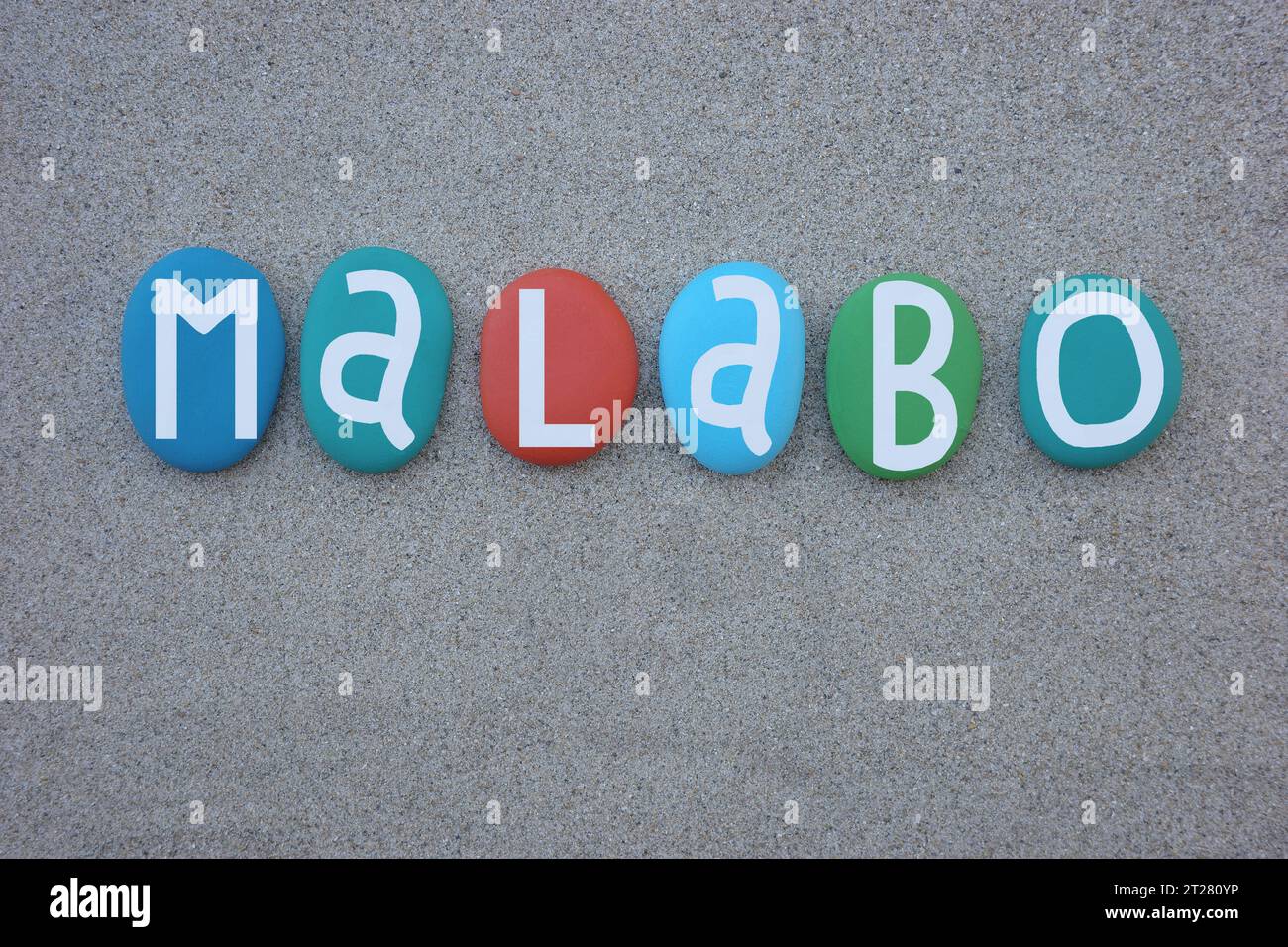 Malabo, Guinea Equatoriale, Africa, souvenir del logo composto da lettere di pietra colorate dipinte a mano sulla sabbia della spiaggia Foto Stock