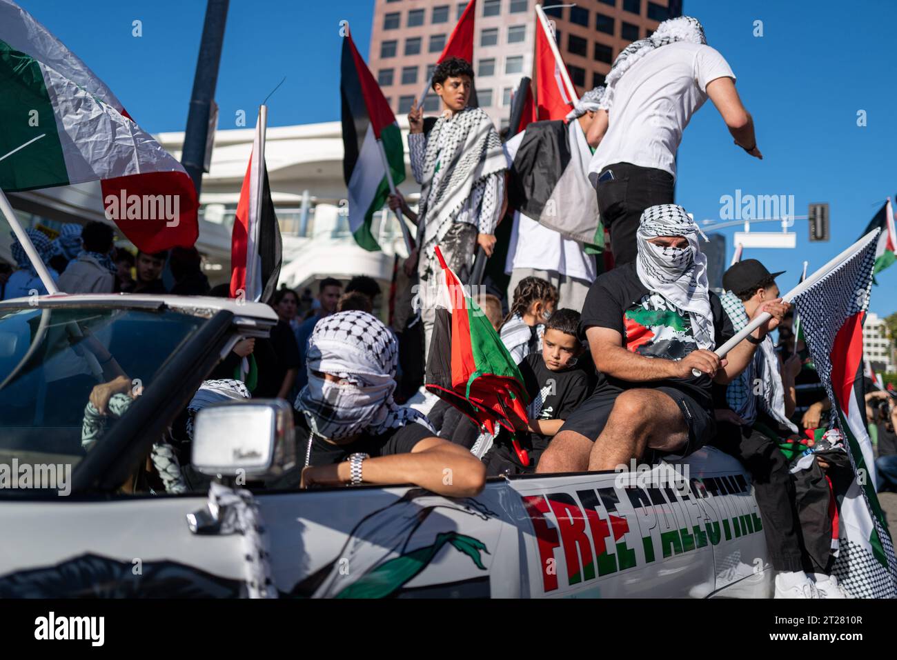 I sostenitori della Palestina manifestano di fronte al Consolato israeliano a West Los Angeles, California, sabato 14 ottobre 2023. Dai terrori Foto Stock