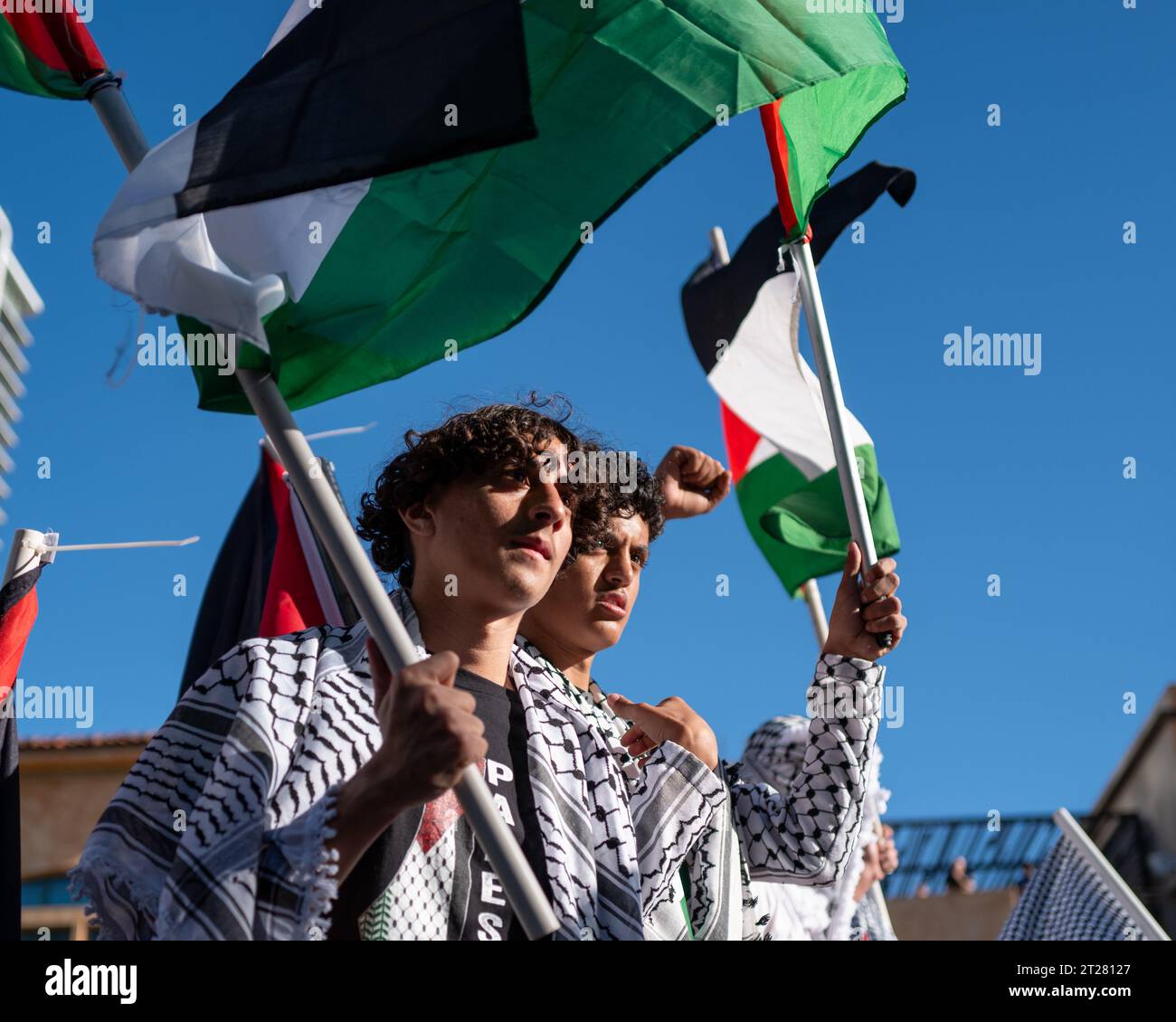 I sostenitori della Palestina manifestano di fronte al Consolato israeliano a West Los Angeles, California, sabato 14 ottobre 2023. Foto Stock