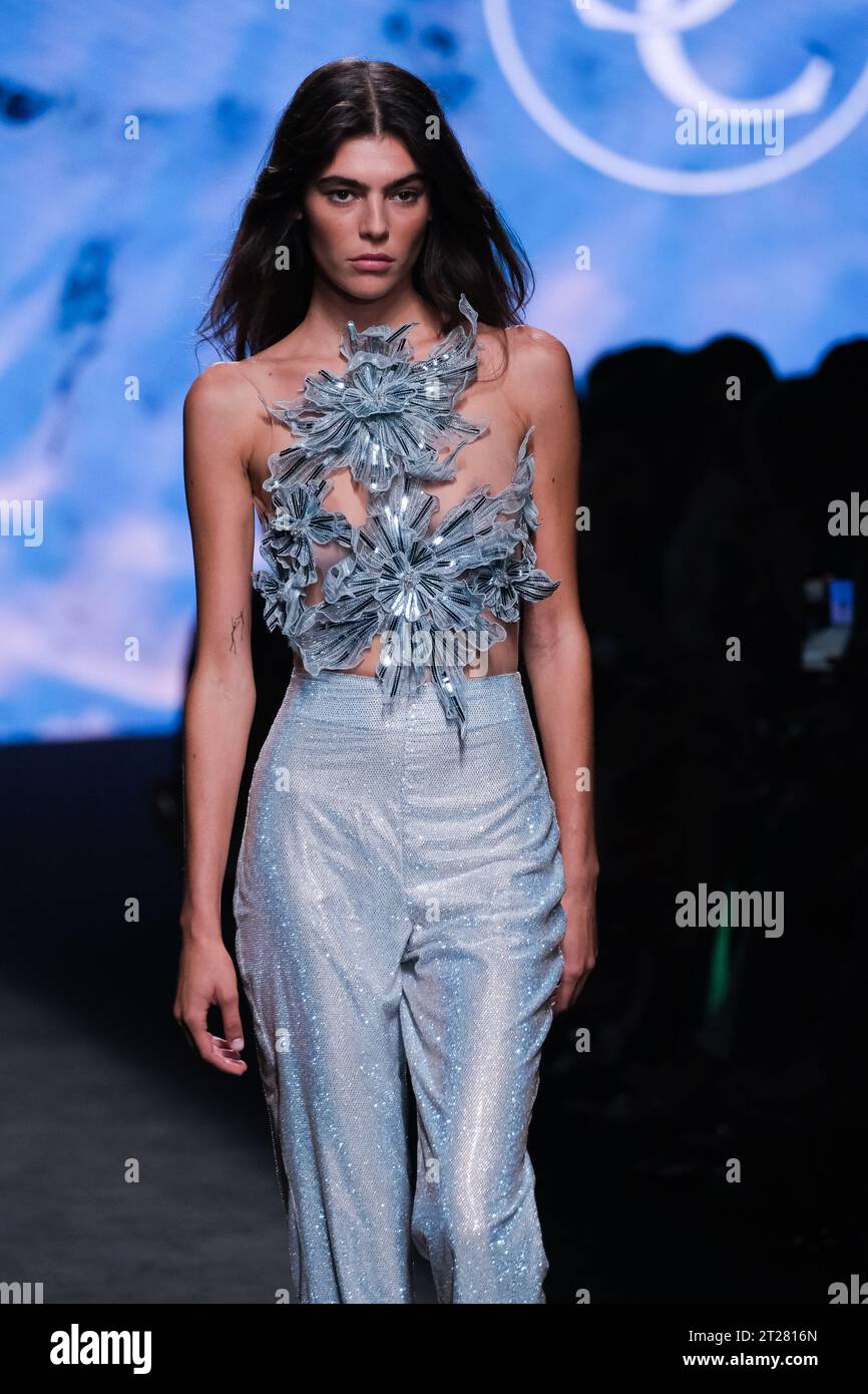 Claro Couture - passerella - Mercedes Benz Fashion Week Madrid - settembre 2023 con: Modello dove: Madrid, Spagna quando: 14 settembre 2023 credito: Oscar Gonzalez/WENN Foto Stock